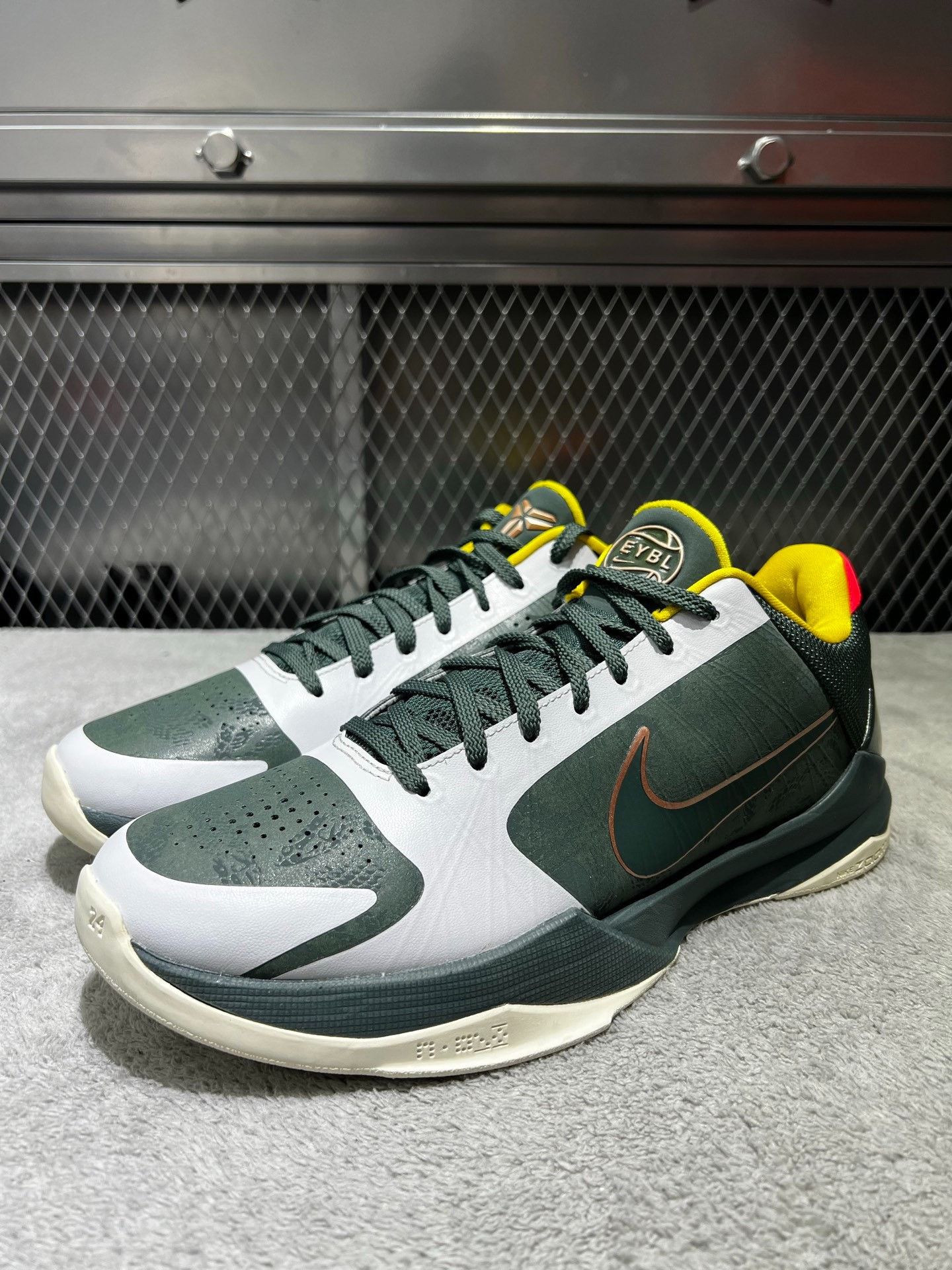Nike Nike KOBE 5 Green Lowtop Sneakers 44 Men Size US 10.5 / EU 43-44 - 1 Thumbnail