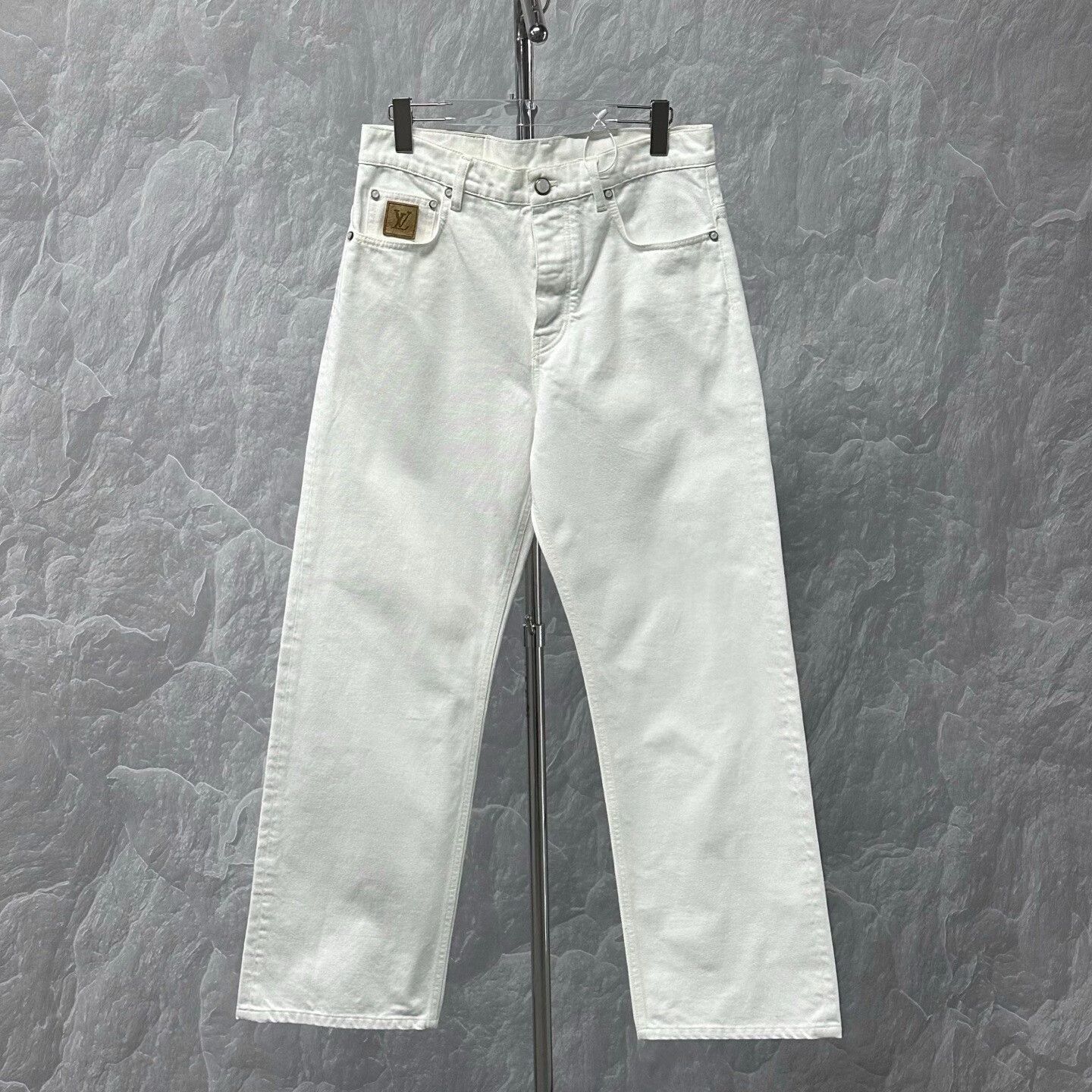 Louis Vuitton louis vuitton white denim embroidered logo pants Size US 31 - 1 Thumbnail