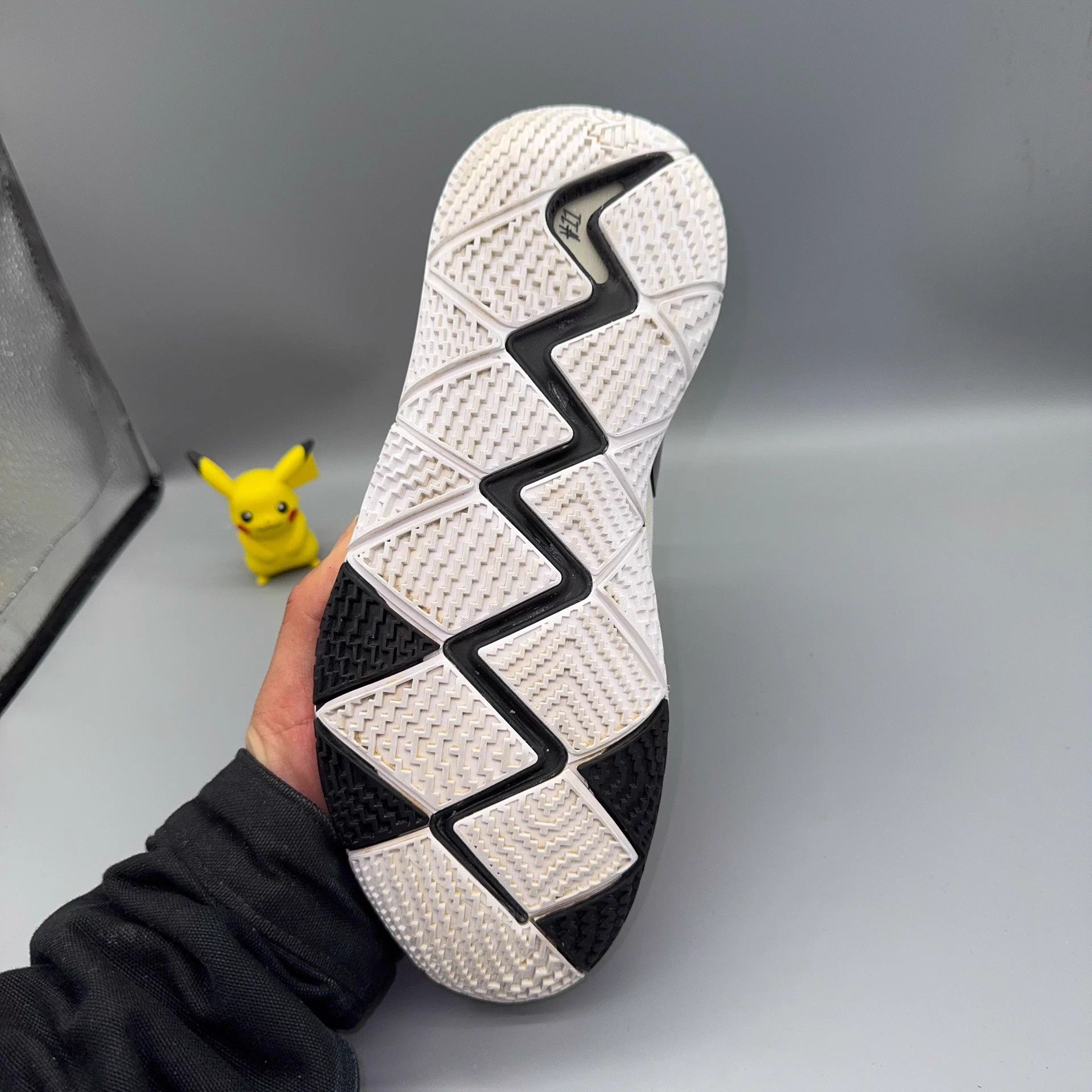 Nike Nike Kyrie 4 Black White Oreo 42.5 Size US 9.5 / EU 42-43 - 7 Thumbnail