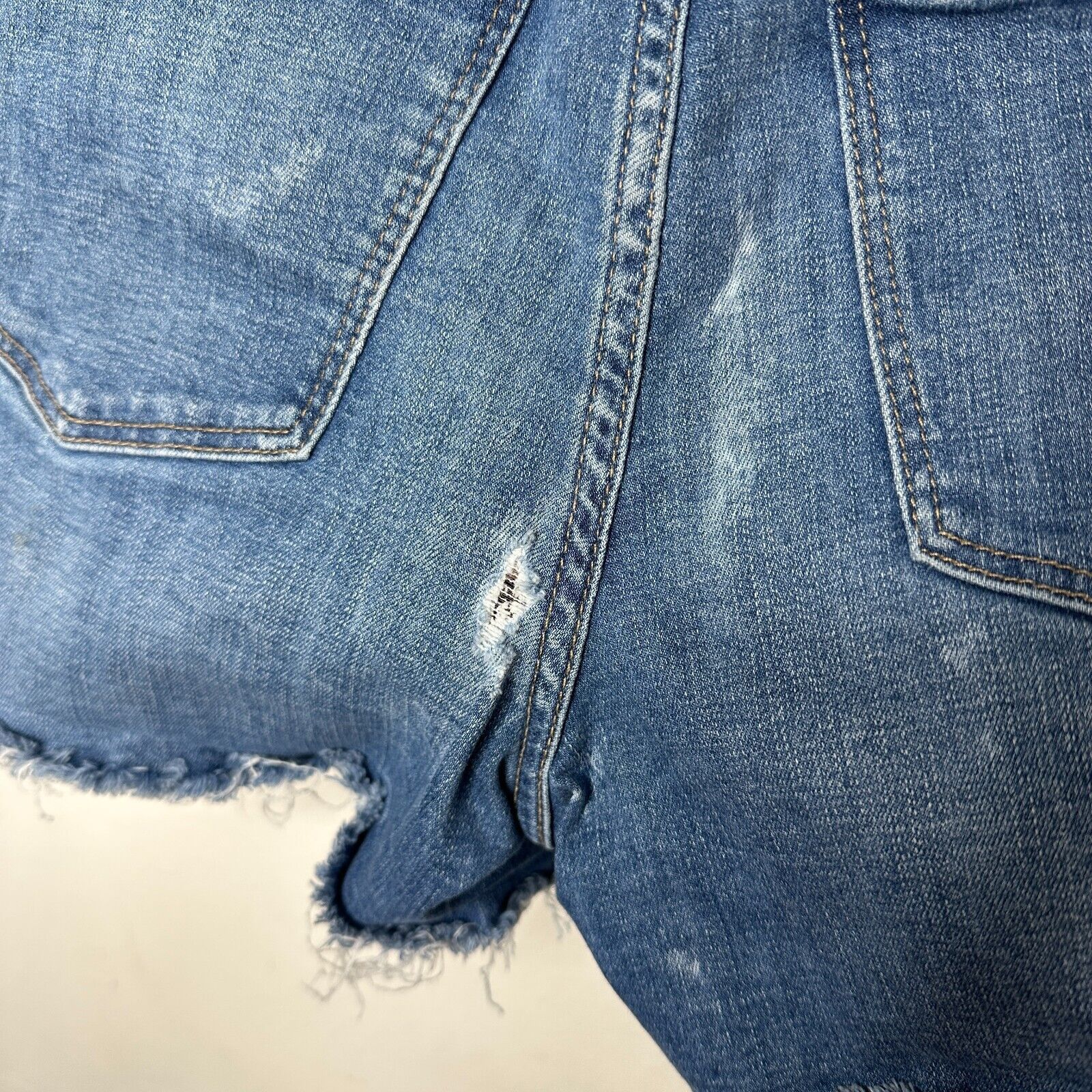 Madewell Madewell High Rise Denim Button Fly Shorts Raw Cuffs 26 Size 26" / US 2 / IT 38 - 4 Thumbnail