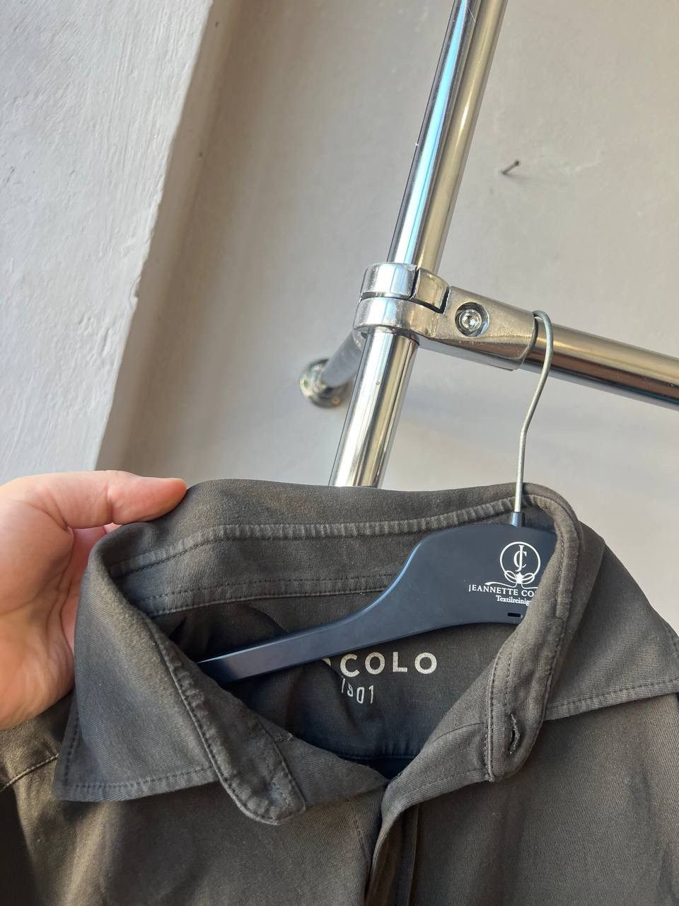 Circolo 1901 CIRCOLO 1901 MENS CLASSIC SOLID COTTON BLEND BUTTON SHIRT XL Size US XL / EU 56 / 4 - 6 Thumbnail