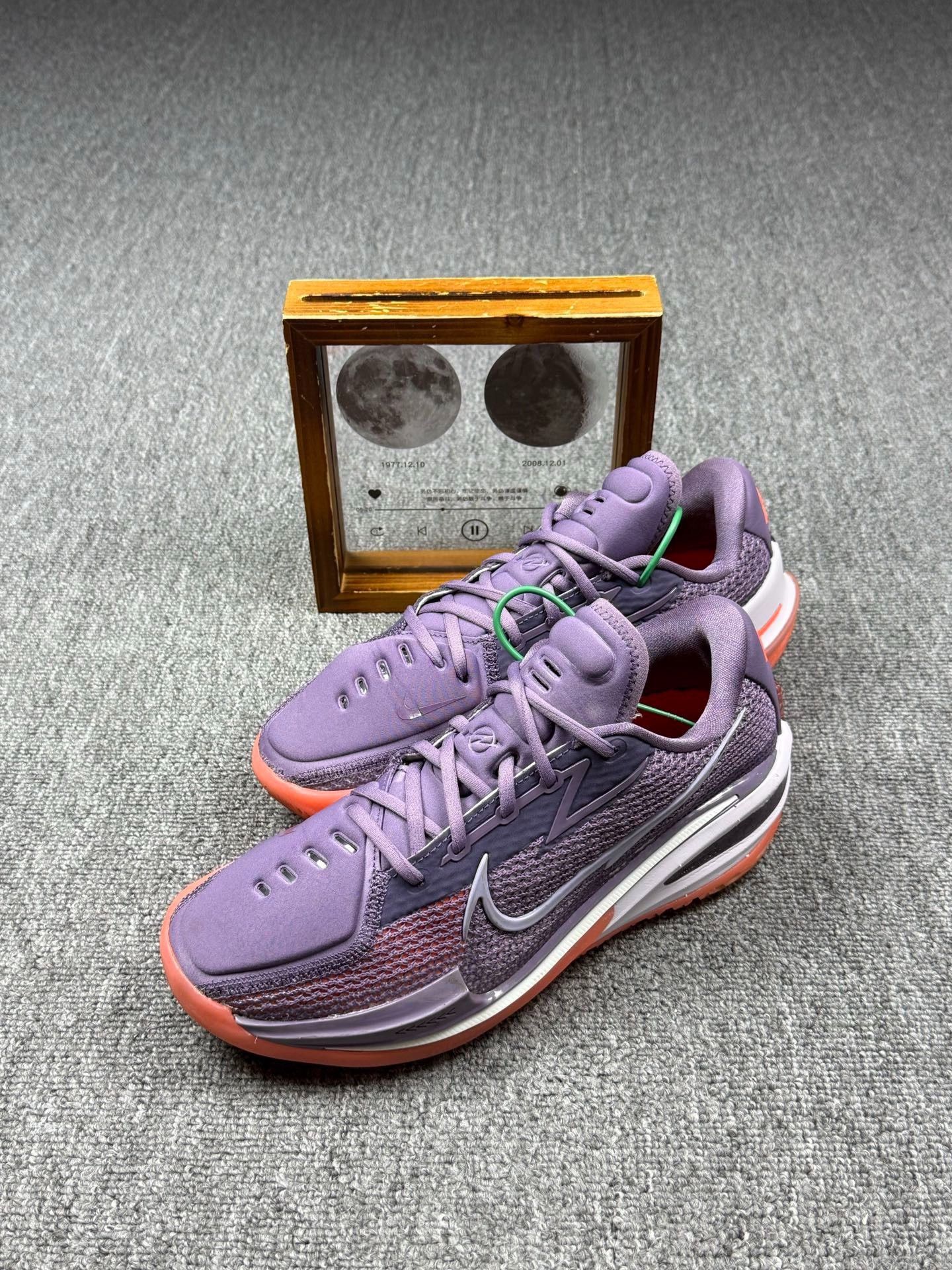 Nike Nike Purple Lowtop Sneakers 8 Men Size US 8 / EU 41 - 1 Thumbnail