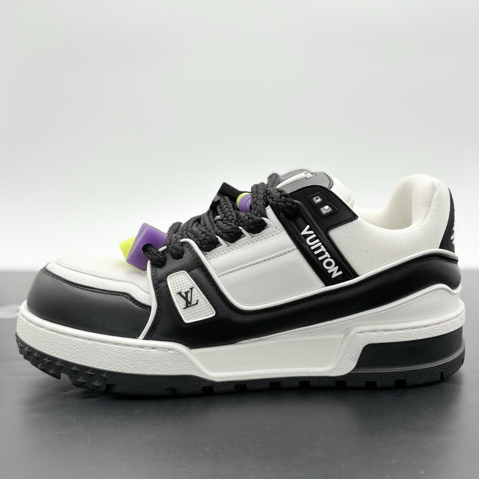 Louis Vuitton (10-10.5 US) Louis Vuitton Maxi ' Black White ' | EXCELLENT! Size US 10 / EU 43 - 4 Thumbnail