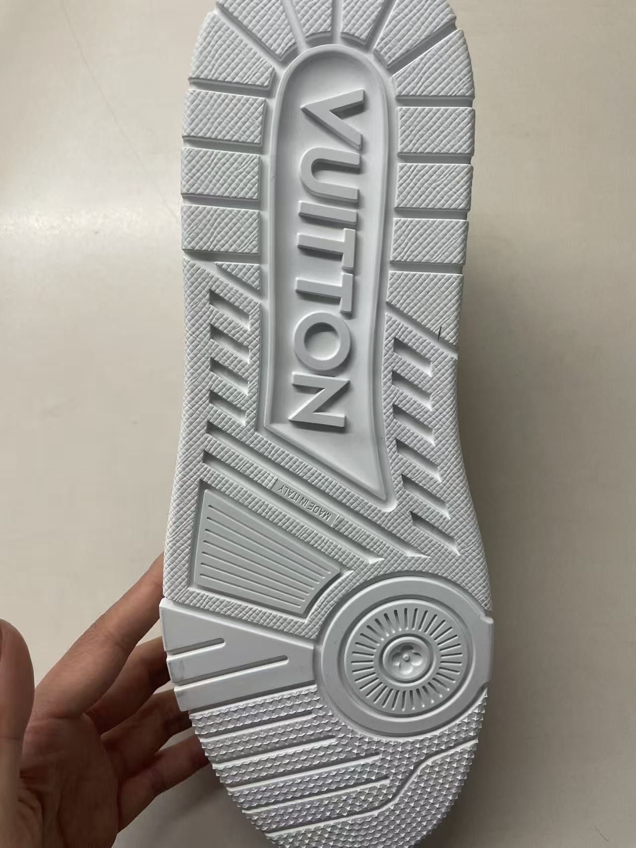Louis Vuitton Louis Vuitton White & Marine Trainer Sneakers Size US 9 / IT 39 - 10 Thumbnail