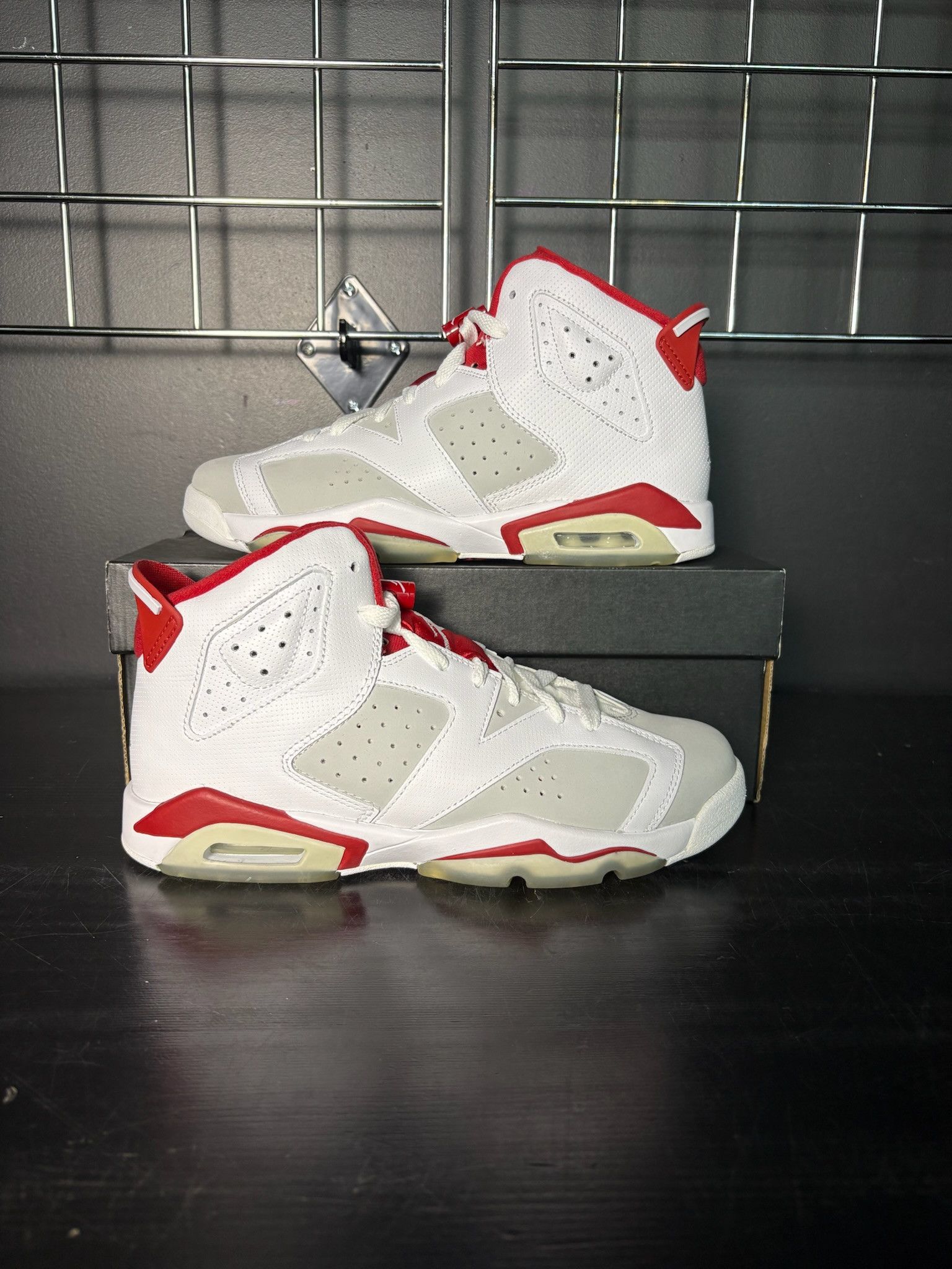 Jordan Brand Air Jordan 6 Retro "Alternate Hare" (GS) - Size 7 Size US 7 / EU 40 - 1 Thumbnail
