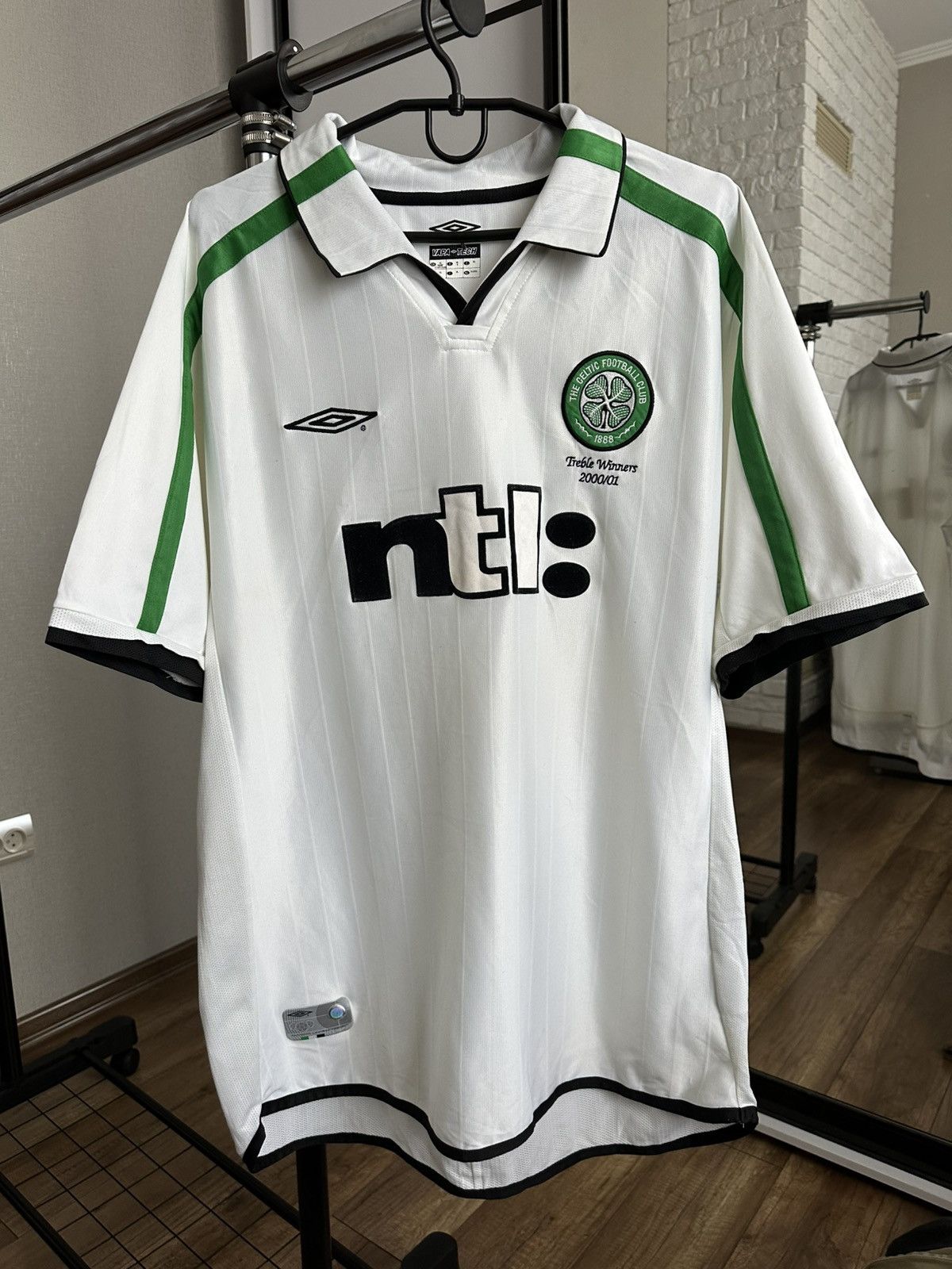 Umbro 2001/2002 Umbro Celtic FC Vintage Soccer Jersey T-Shirt Size US XL / EU 56 / 4 - 3 Thumbnail