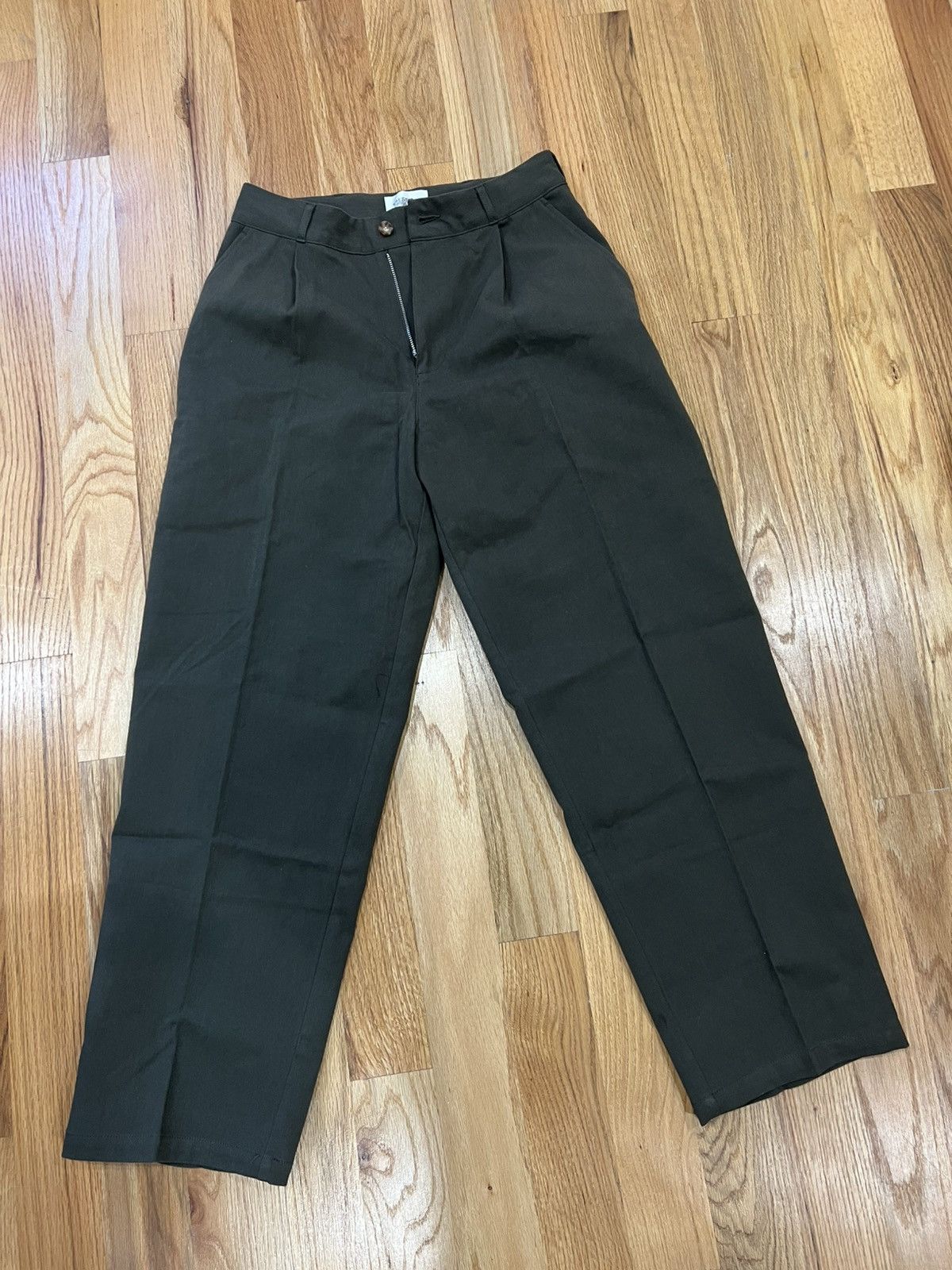 Throwing fits pleated pants