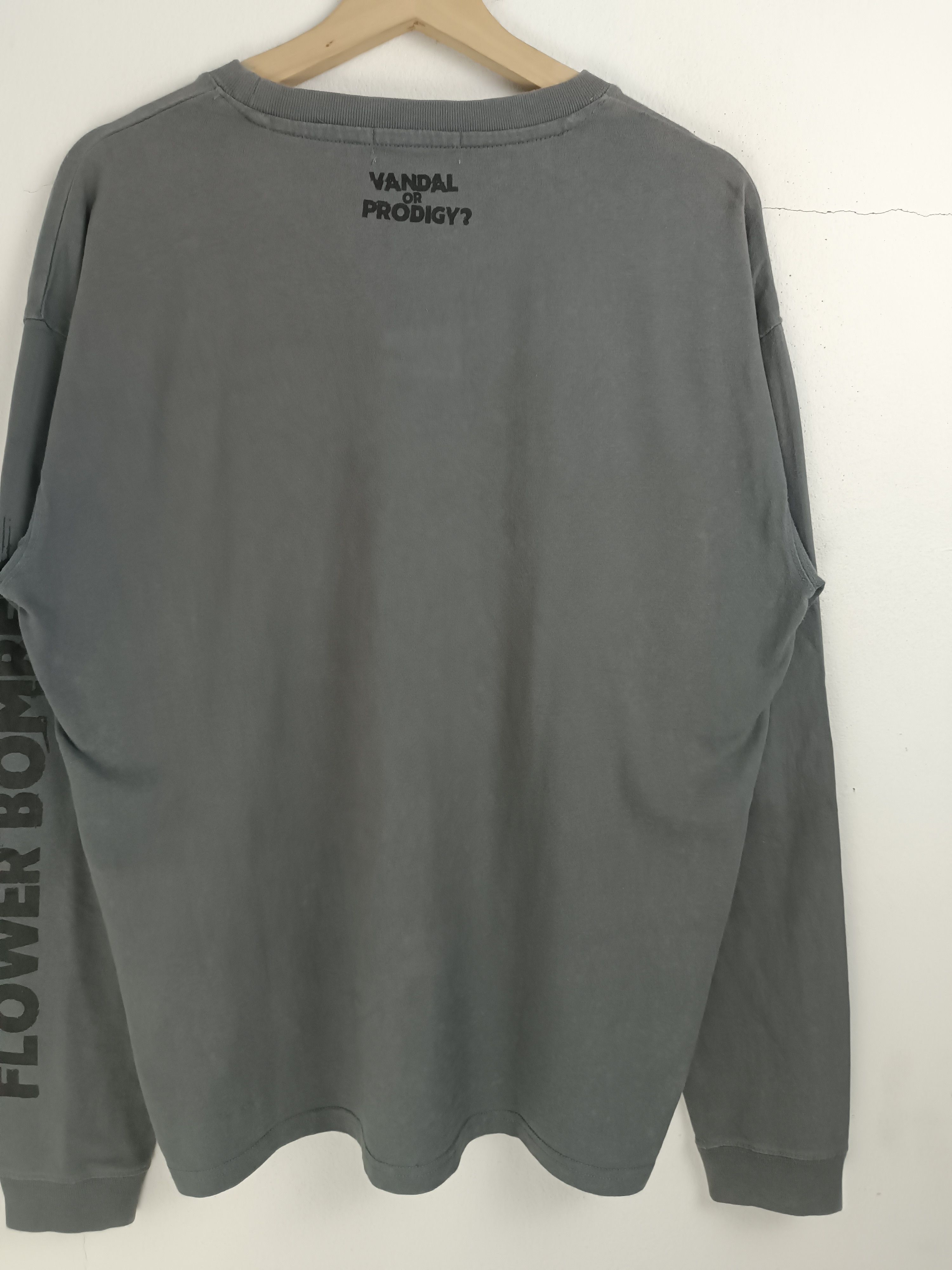 Other VINTAGE BANKSY FLOWER THROWER BRANDALISED VERY RARE TEE Size US L / EU 52-54 / 3 - 13 Thumbnail