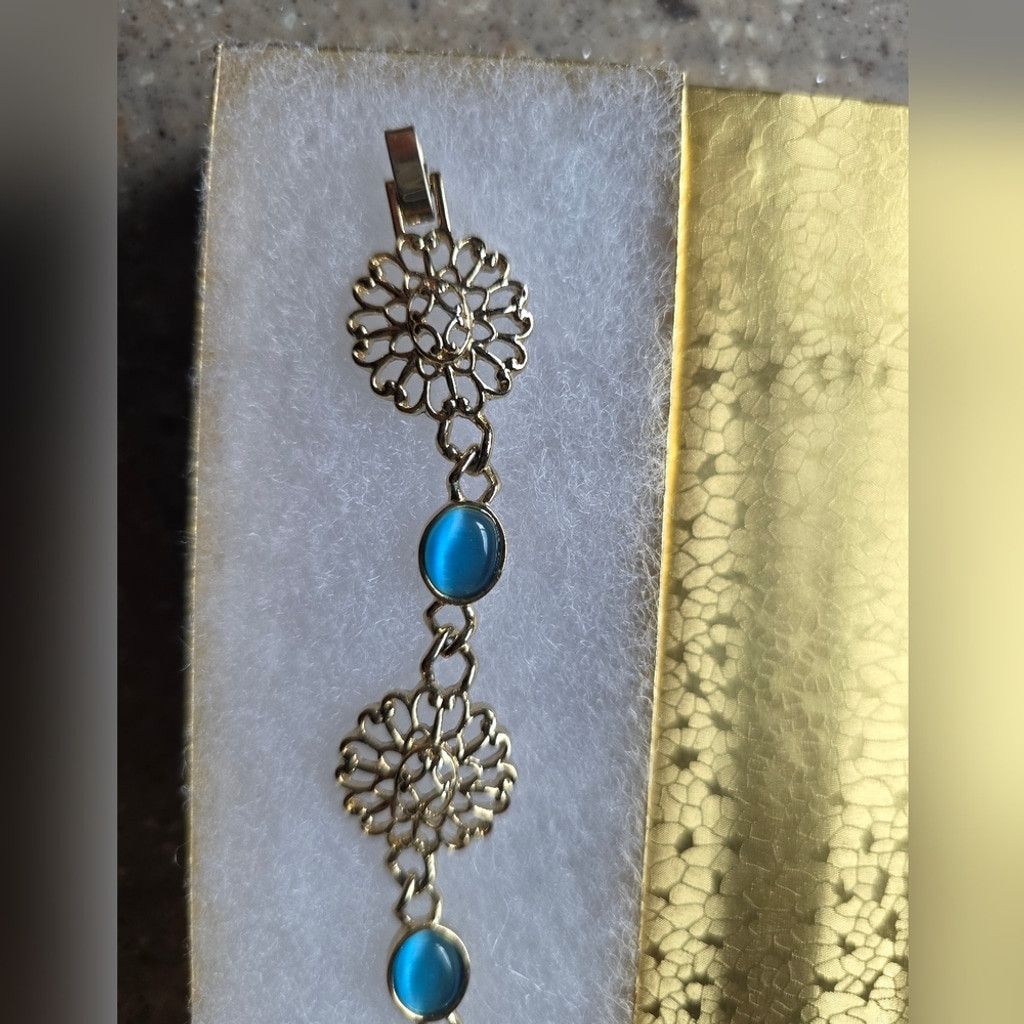 Other Vintage Elegant Gold and Blue Bracelet Size ONE SIZE - 2 Thumbnail