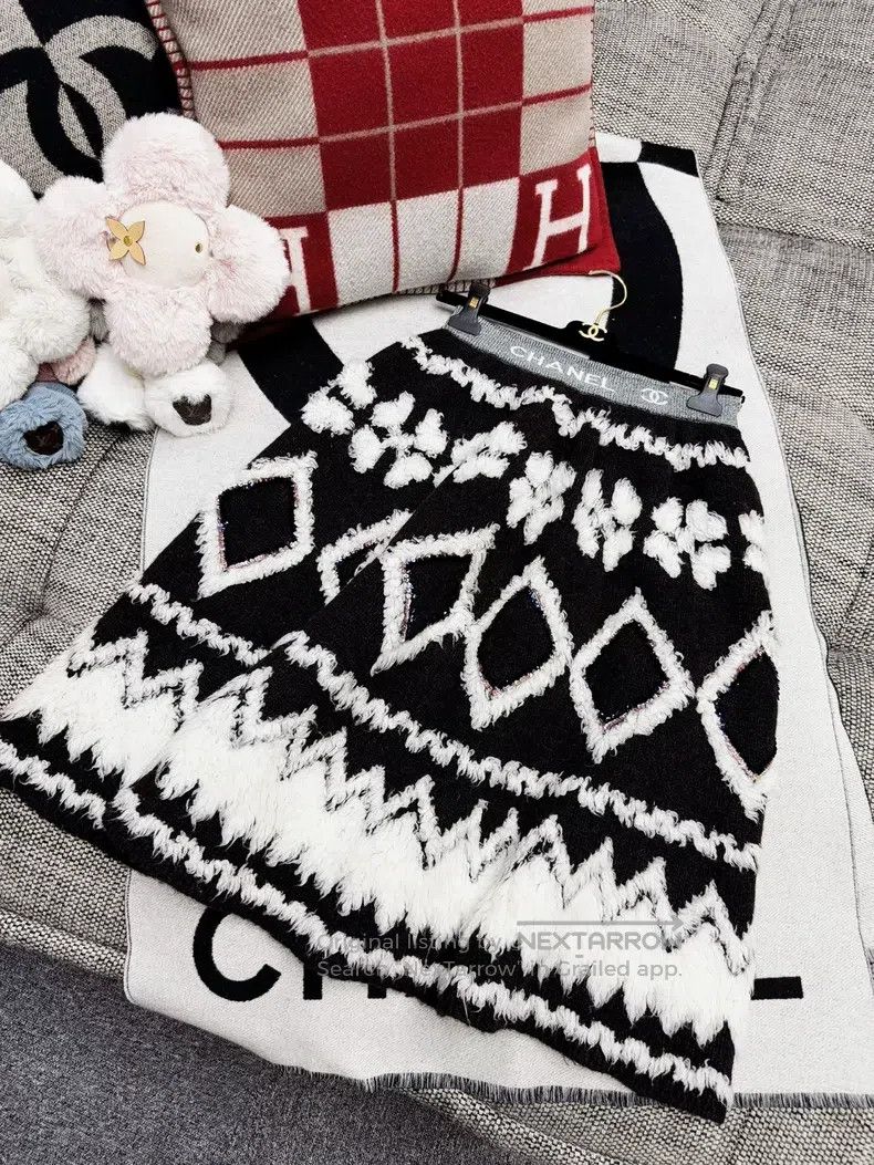 Chanel 19k snow series black and white mixed colour sequin