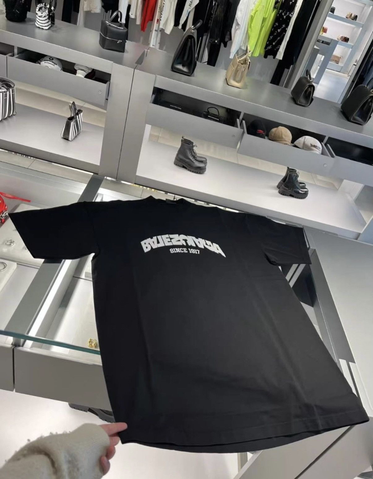 Balenciaga Balenciaga Reverse Logo Short Sleeve T-Shirt Size US S / EU 44-46 / 1 - 6 Thumbnail