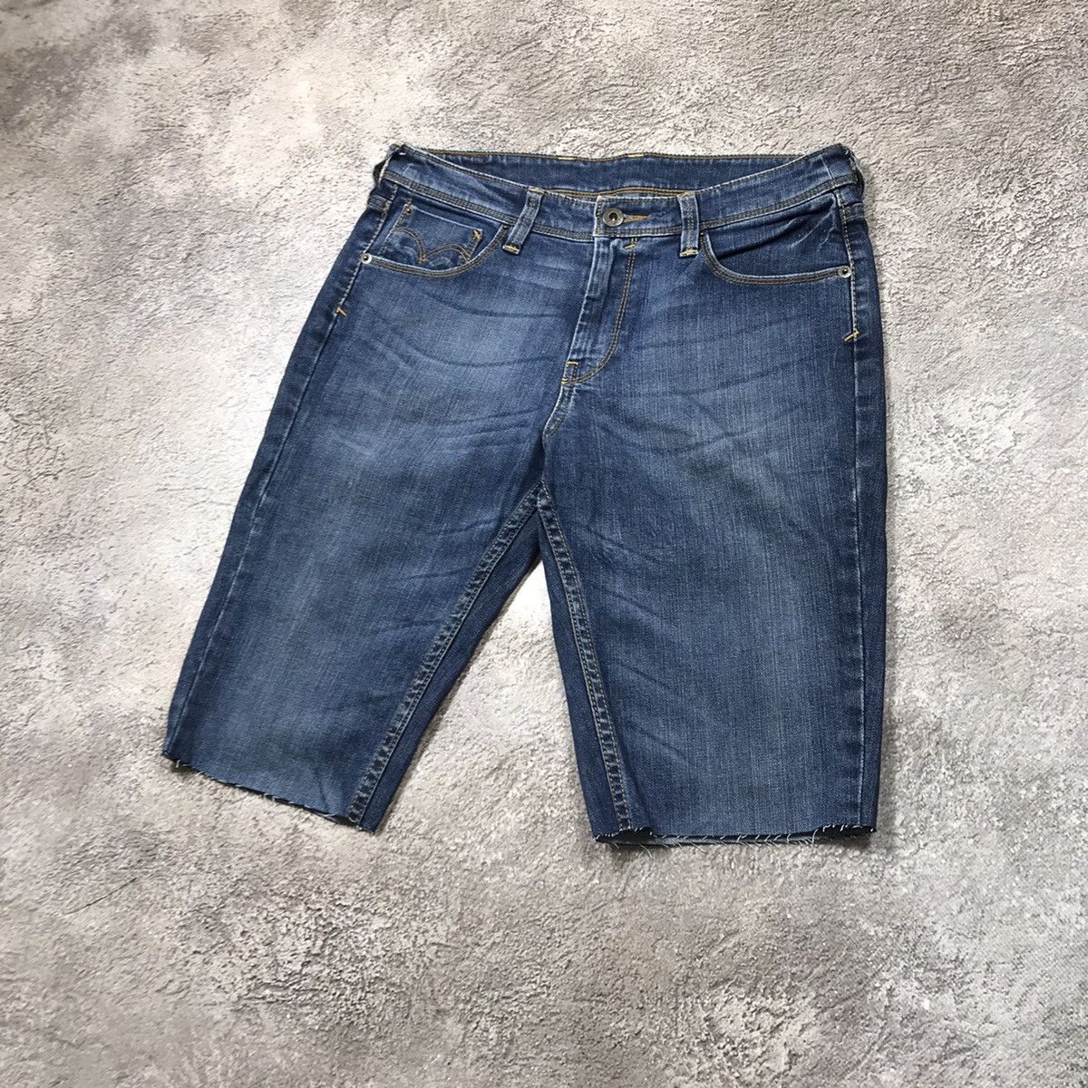 Vintage Vintage 90s Levis Relaxed Fit Shorts Streetwear Y2K Faded 30 Size US 30 / EU 46 - 2 Thumbnail