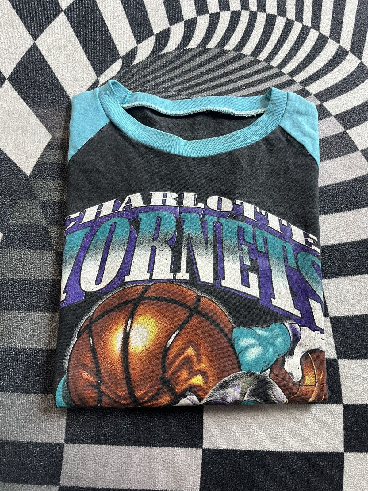 NBA Vintage CHARLOTTE HORNETS NBA 90’s Artwork Tshirt Size US M / EU 48-50 / 2 - 13 Thumbnail