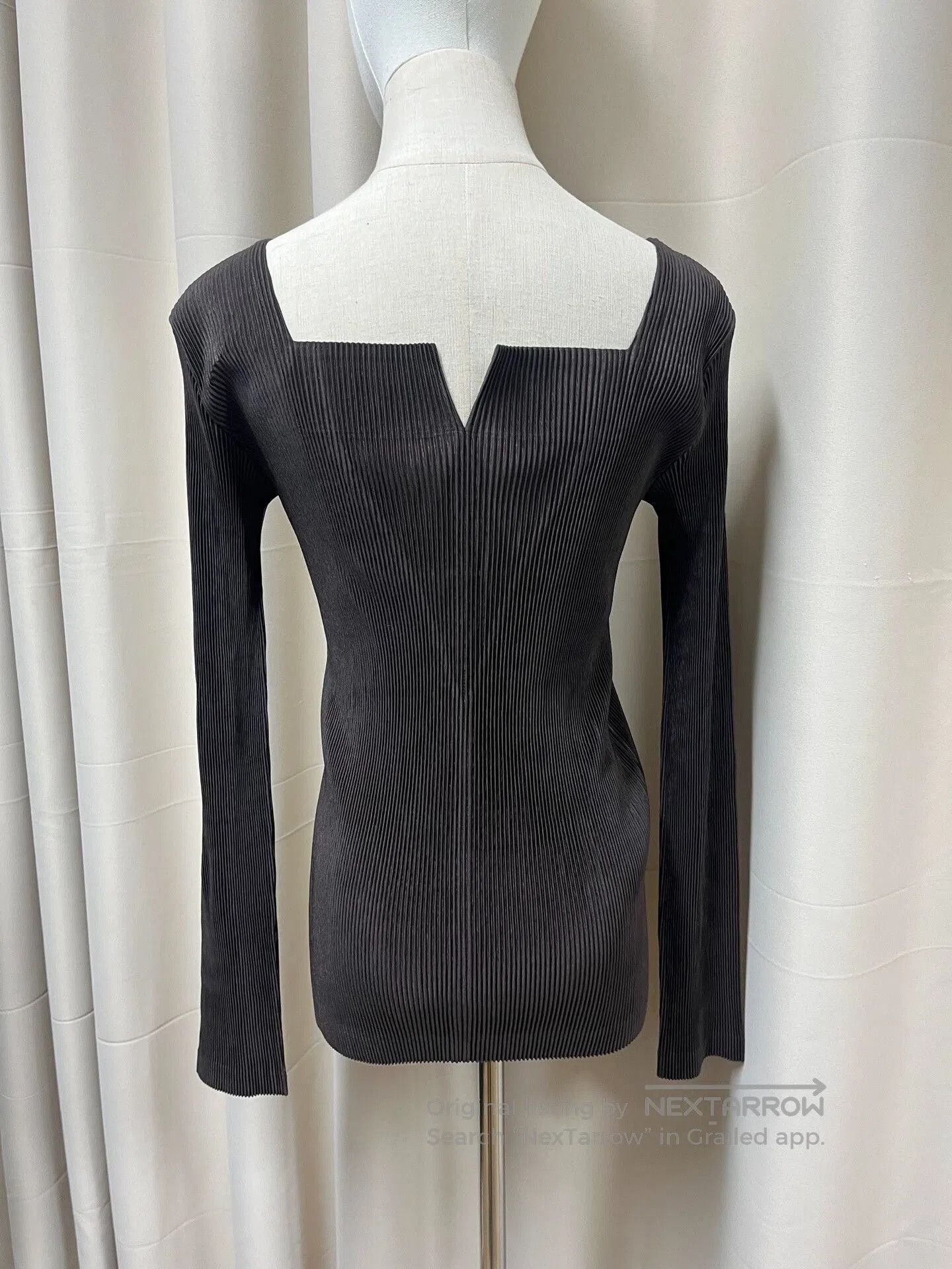 Issey Miyake Issey Miyake Pleated Top with Unique Neckline. Size L / US 10 / IT 46 - 2 Thumbnail