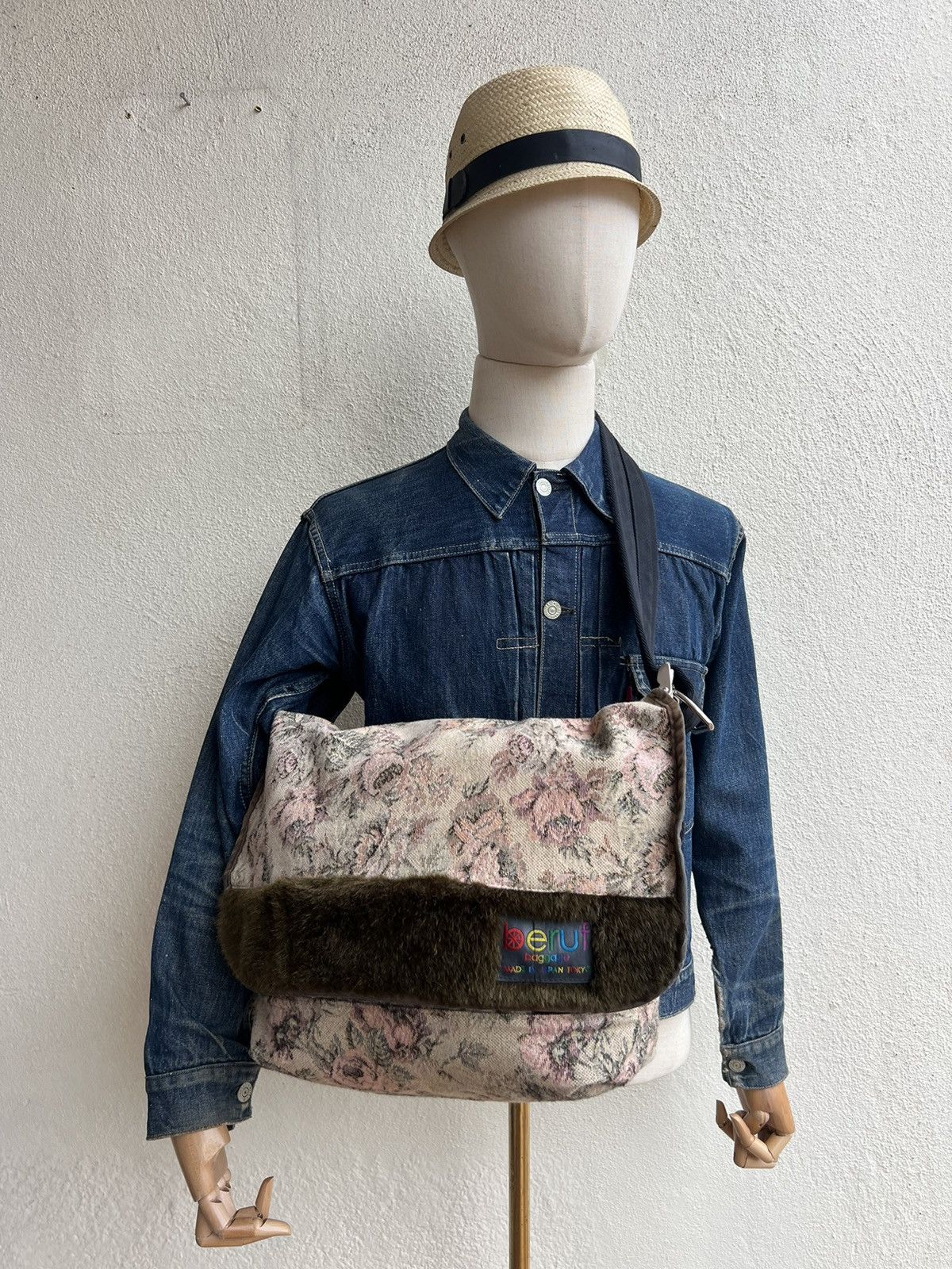 Vintage Vintage Beruf Baggage Japan Jacquard Messenger Bag Size ONE SIZE - 1 Thumbnail