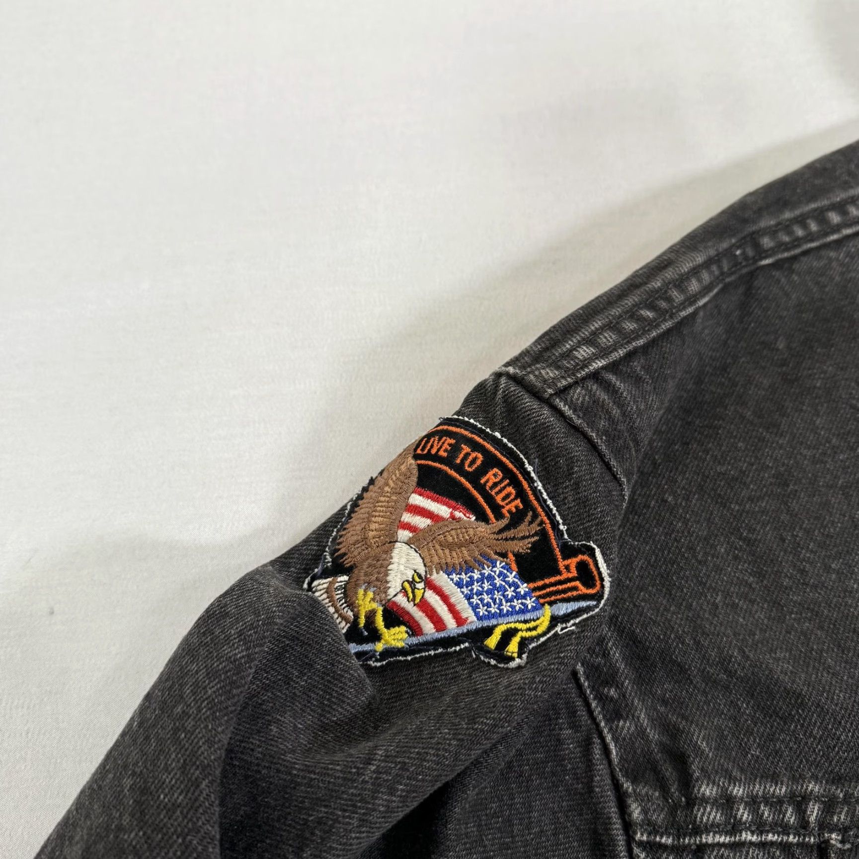 Levi's VINTAGE Levi's Trucker Jacket Mens Large Black Denim Biker 90s Harley-Davidson USA Patches Size US 33 - 5 Thumbnail