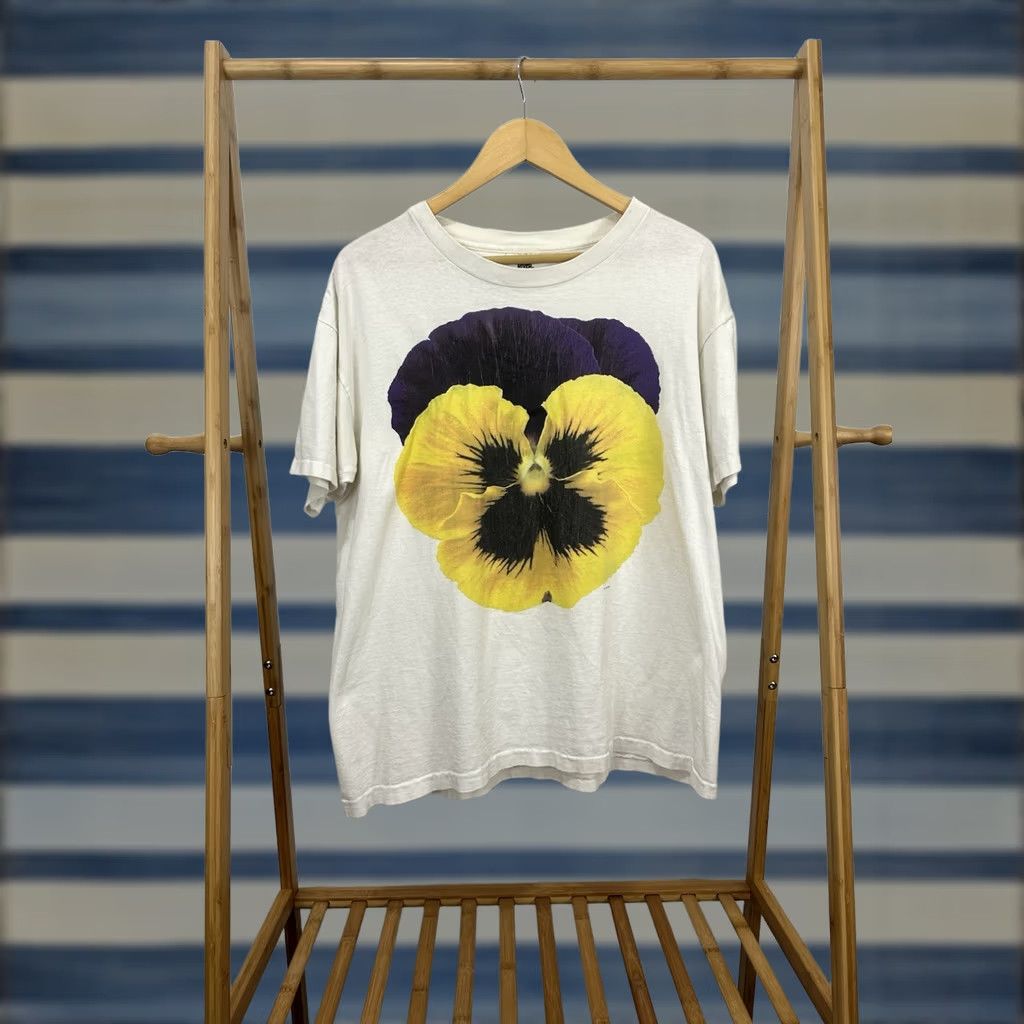 Vintage VTG 90s Pansy Flower Plant Nature Big Print Portrait Art Studio Q T-Shirt L Men White Floral Shirt Short Sleeve XS-XL Adapted Size US L / EU 52-54 / 3 - 1 Thumbnail