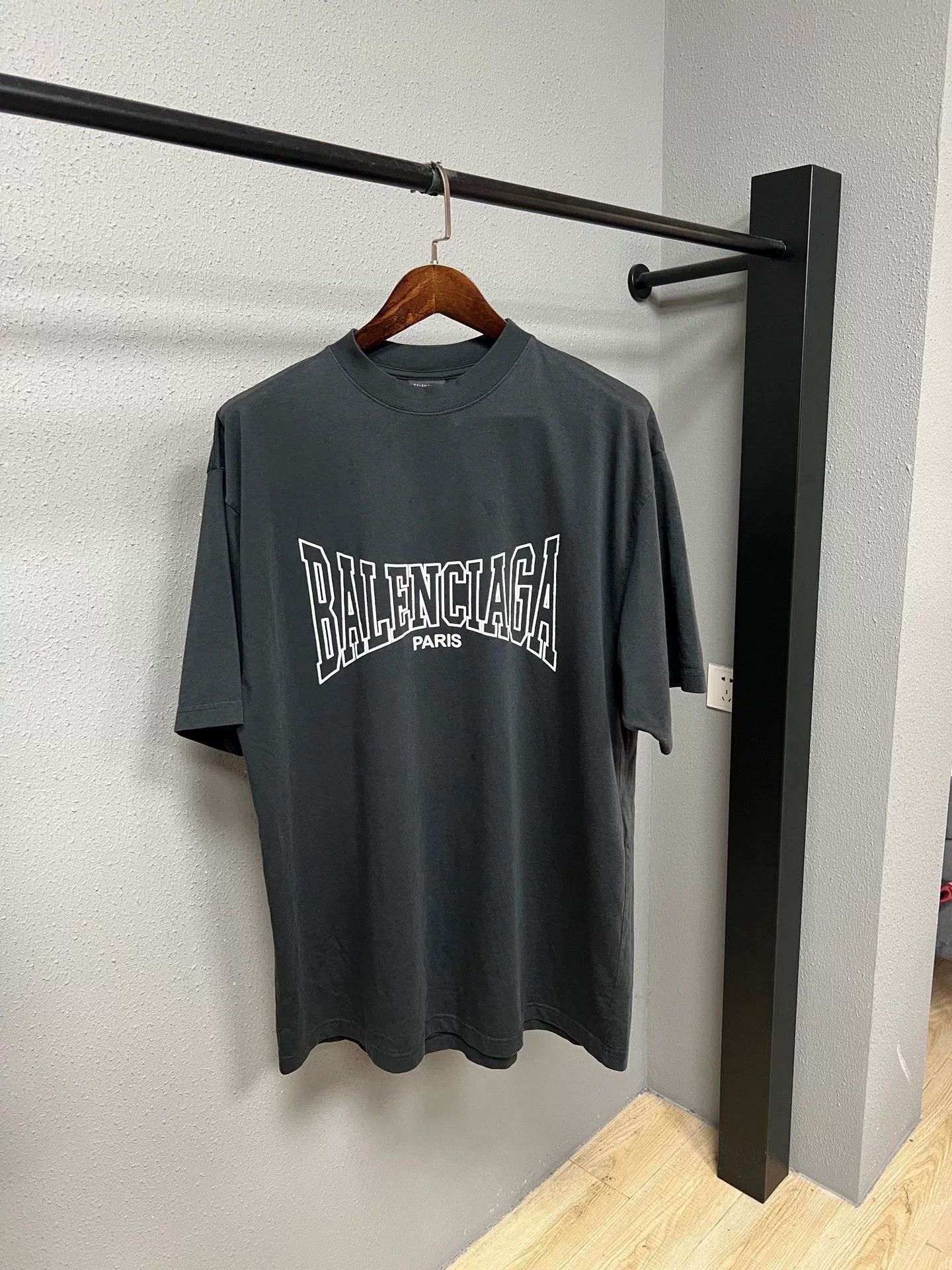 Balenciaga Balenciaga Bat Logo Short Sleeve Size US S / EU 44-46 / 1 - 1 Thumbnail