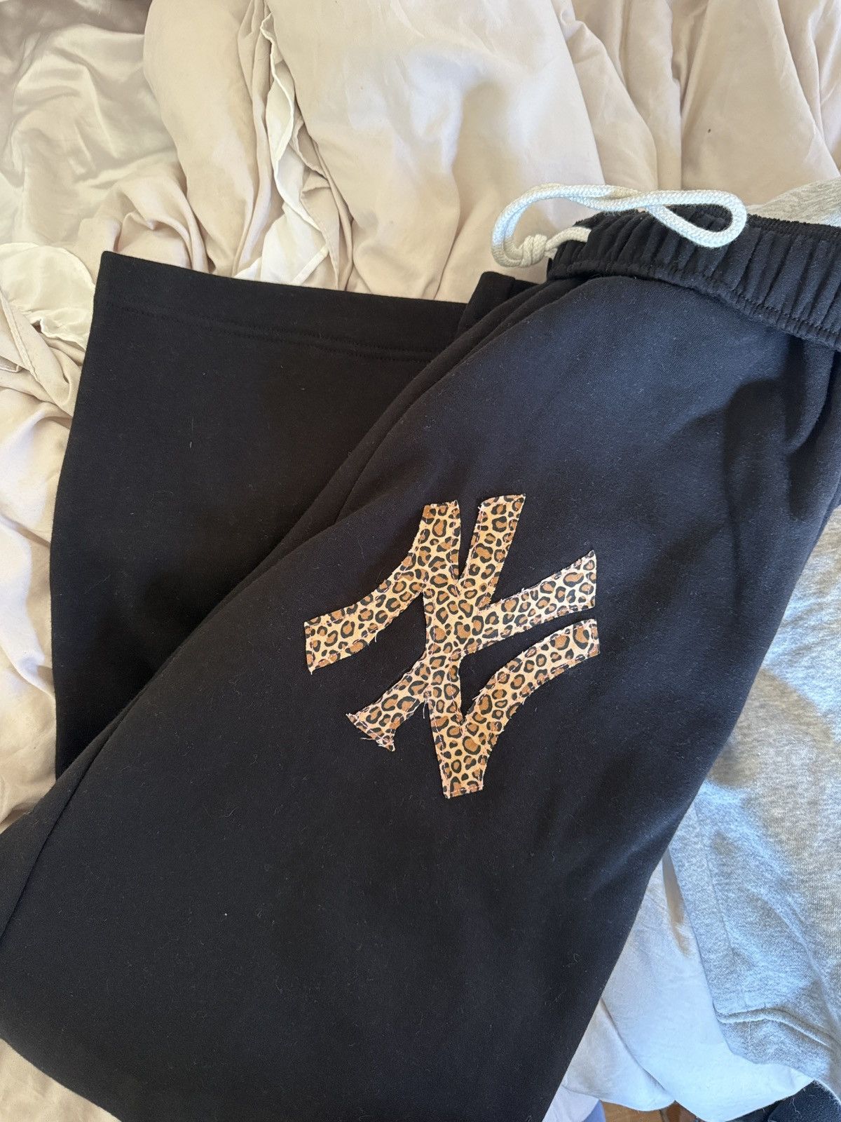 New York Yankees × Vintage New York Yankee cheetah print wide leg sweatpants Size 26" / US 2 / IT 38 - 1 Thumbnail