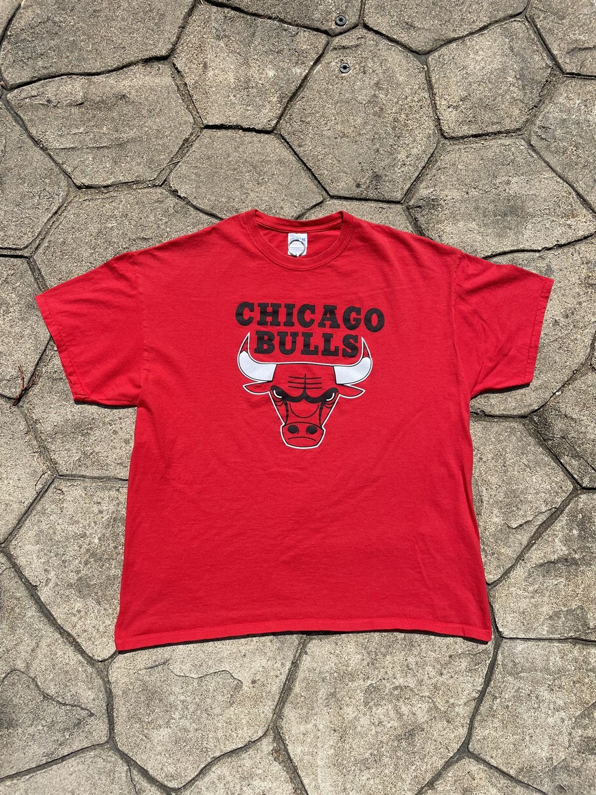 Gildan Y2K Chicago Bulls Logo Graphic Tshirt Size US XL / EU 56 / 4 - 1 Thumbnail