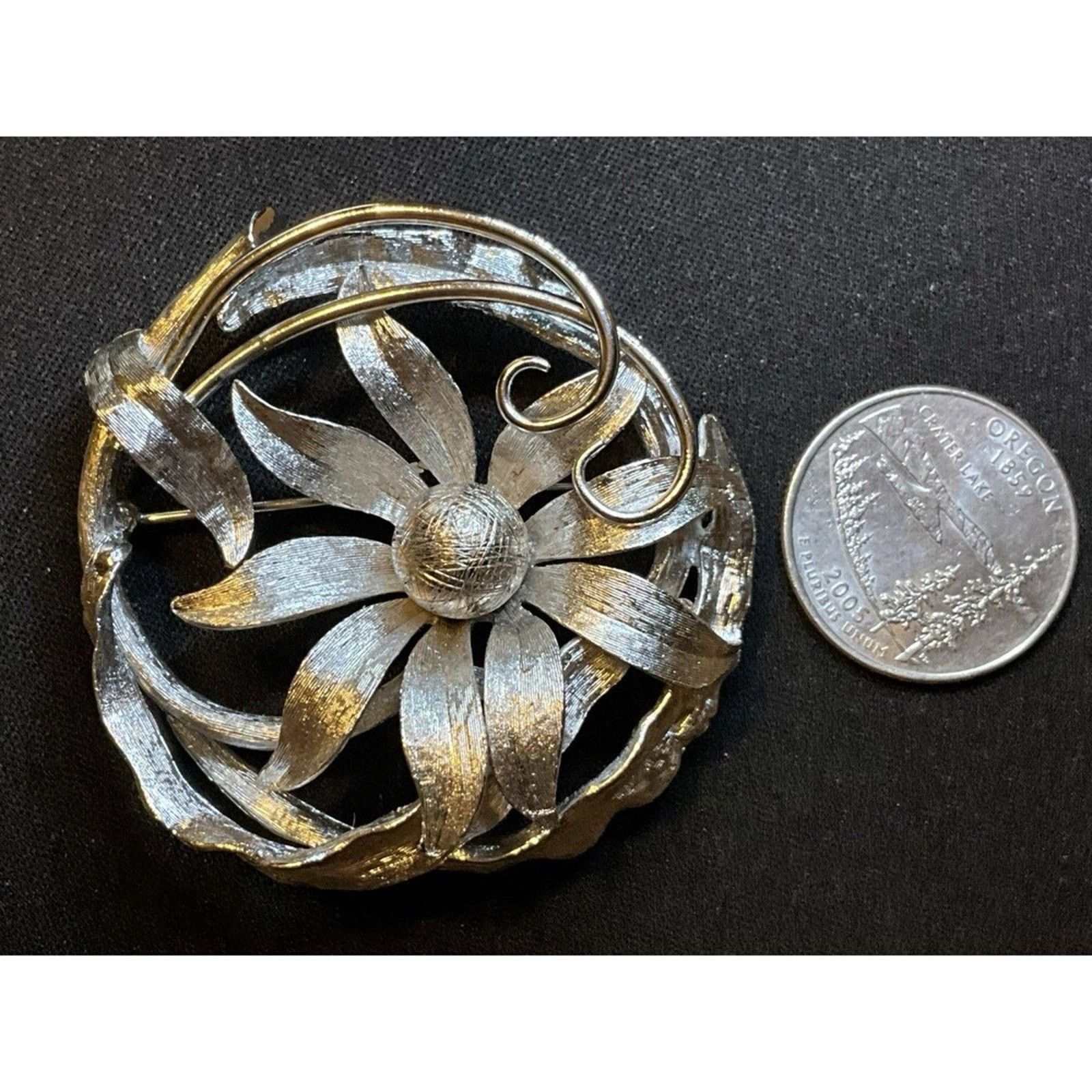 Other Silver Tone Flower Brooch EUC Size ONE SIZE - 3 Thumbnail
