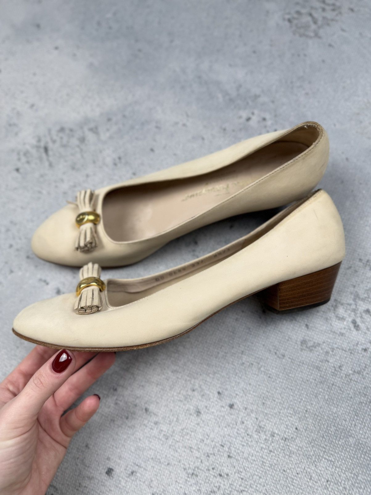 Salvatore Ferragamo Salvatore Ferragamo Vintag Cream Leather Pumps Gold Hardware Size US 8.5 / IT 38.5 - 3 Thumbnail