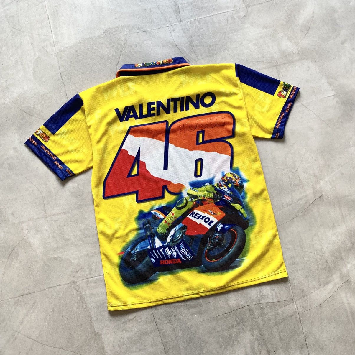Vintage Vintage Valentino Rossi 46 The Doctor All Over Print T-shirt Size US S / EU 44-46 / 1 - 5 Thumbnail