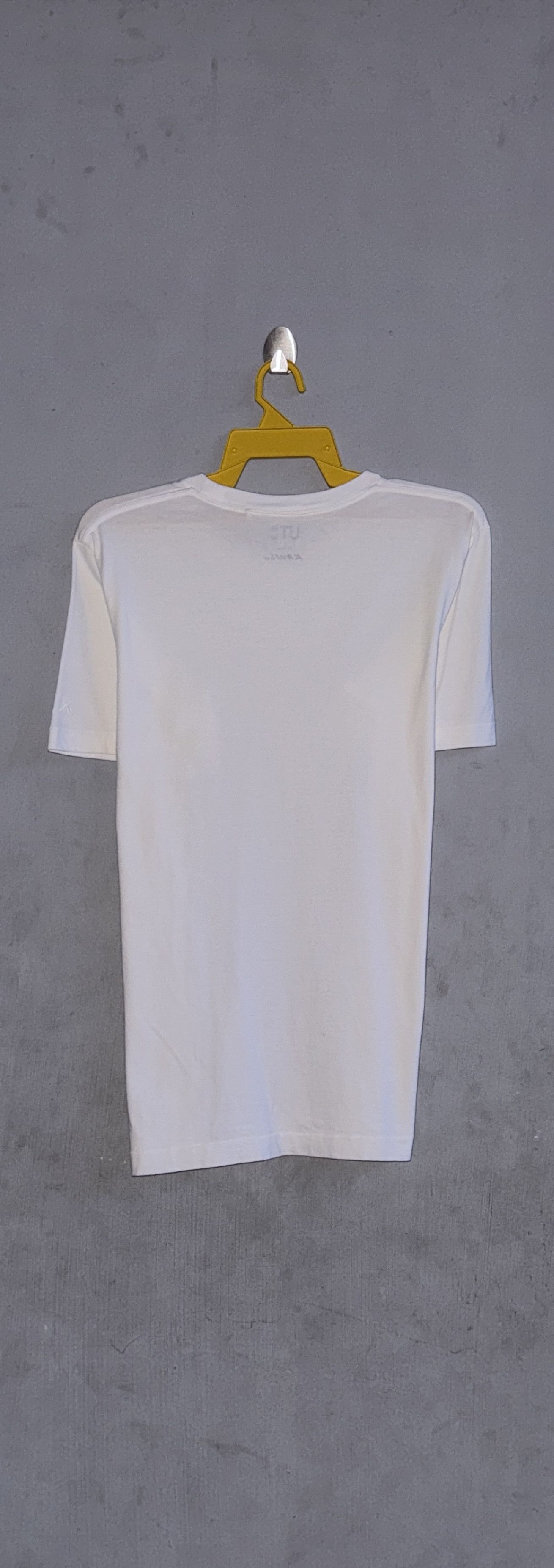 Kaws Kaws Uniqlo Shirt Size US L / EU 52-54 / 3 - 5 Thumbnail