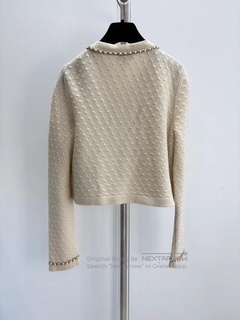 Chanel Wear a chained cashmere cardigan coat
