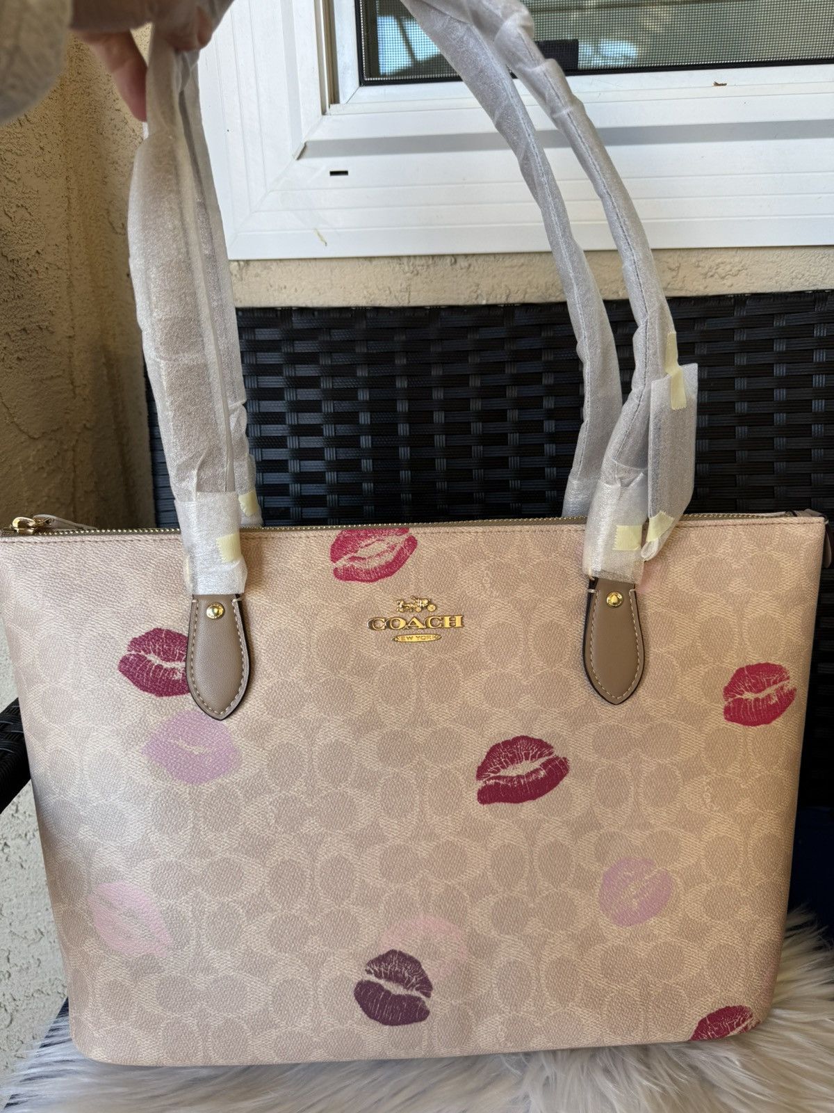 Tote In Signature store Canvas With Lipstick Pattern