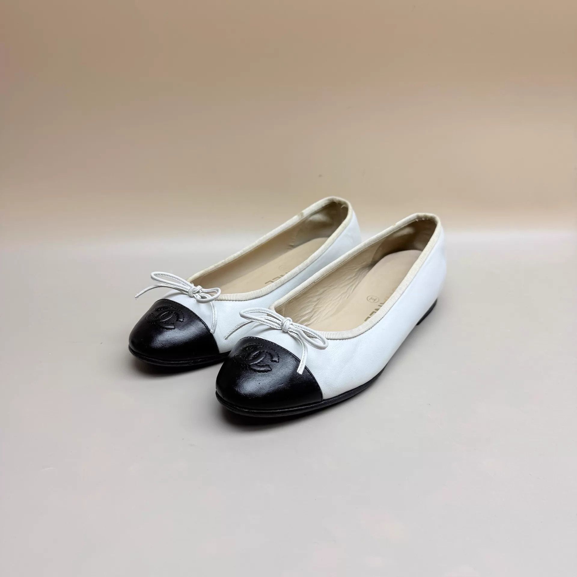Chanel CHANEL Black & White Bow Lowheel Shoes 36.5 95 New Size US 6 / IT 36 - 1 Thumbnail