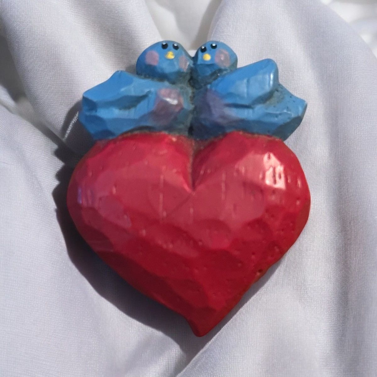 Vintage Vintage resin love birds and red heart brooch Size ONE SIZE - 1 Thumbnail