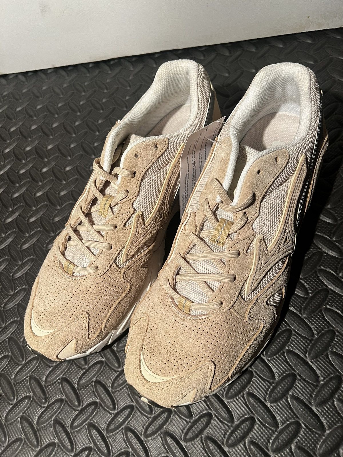 Mizuno NEW Mizuno Wave Rider 10 Premium size 10 Beige Suede shoes Size US 10 / EU 43 - 4 Thumbnail