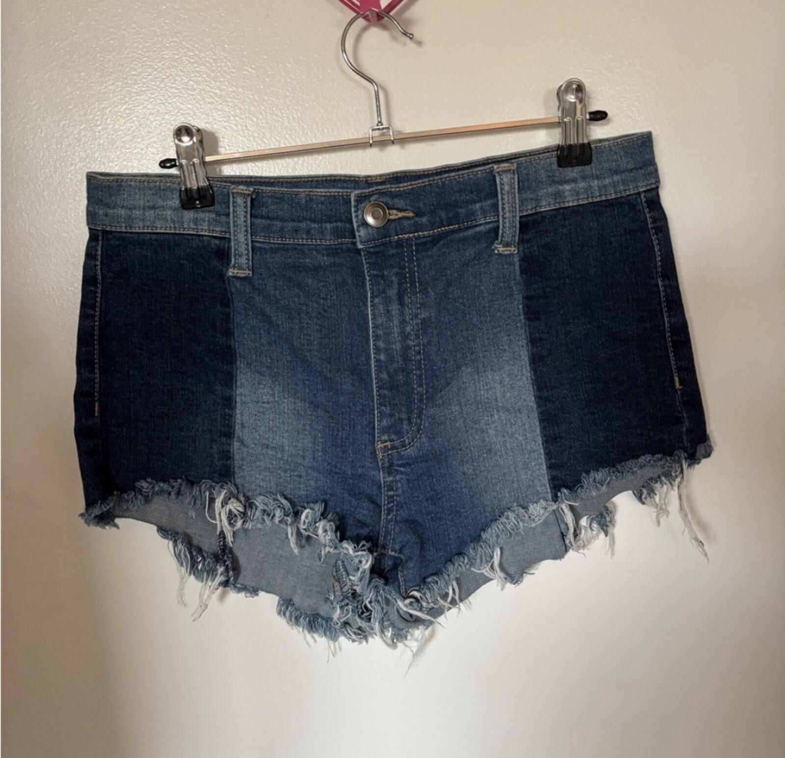 Forever 21 (Forever 21) Denim Frayed Hem Women's Shorts Size 32" / US 10 / IT 46 - 1 Thumbnail