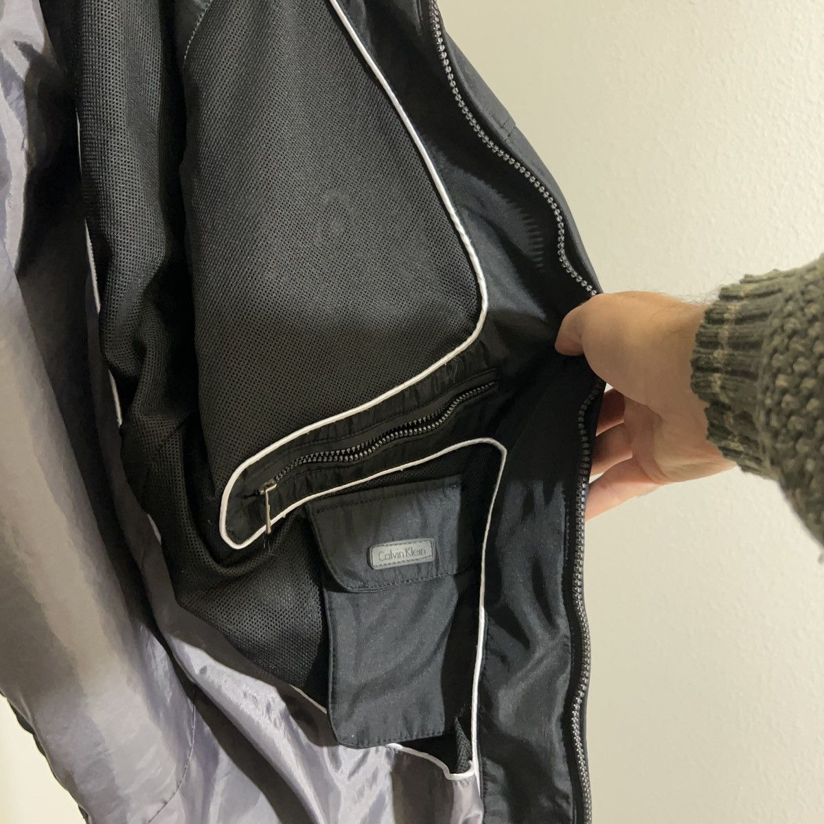 Calvin Klein Calvin Klein black water resistant windbreaker in black Size US L / EU 52-54 / 3 - 5 Thumbnail
