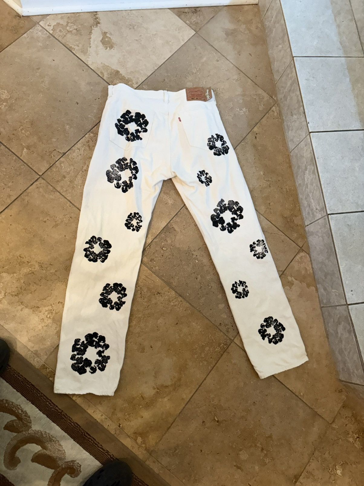 DENIM TEARS Denim Tears x Levis Cotton Wreath Jeans White Wash Size US 36 / EU 52 - 2 Thumbnail