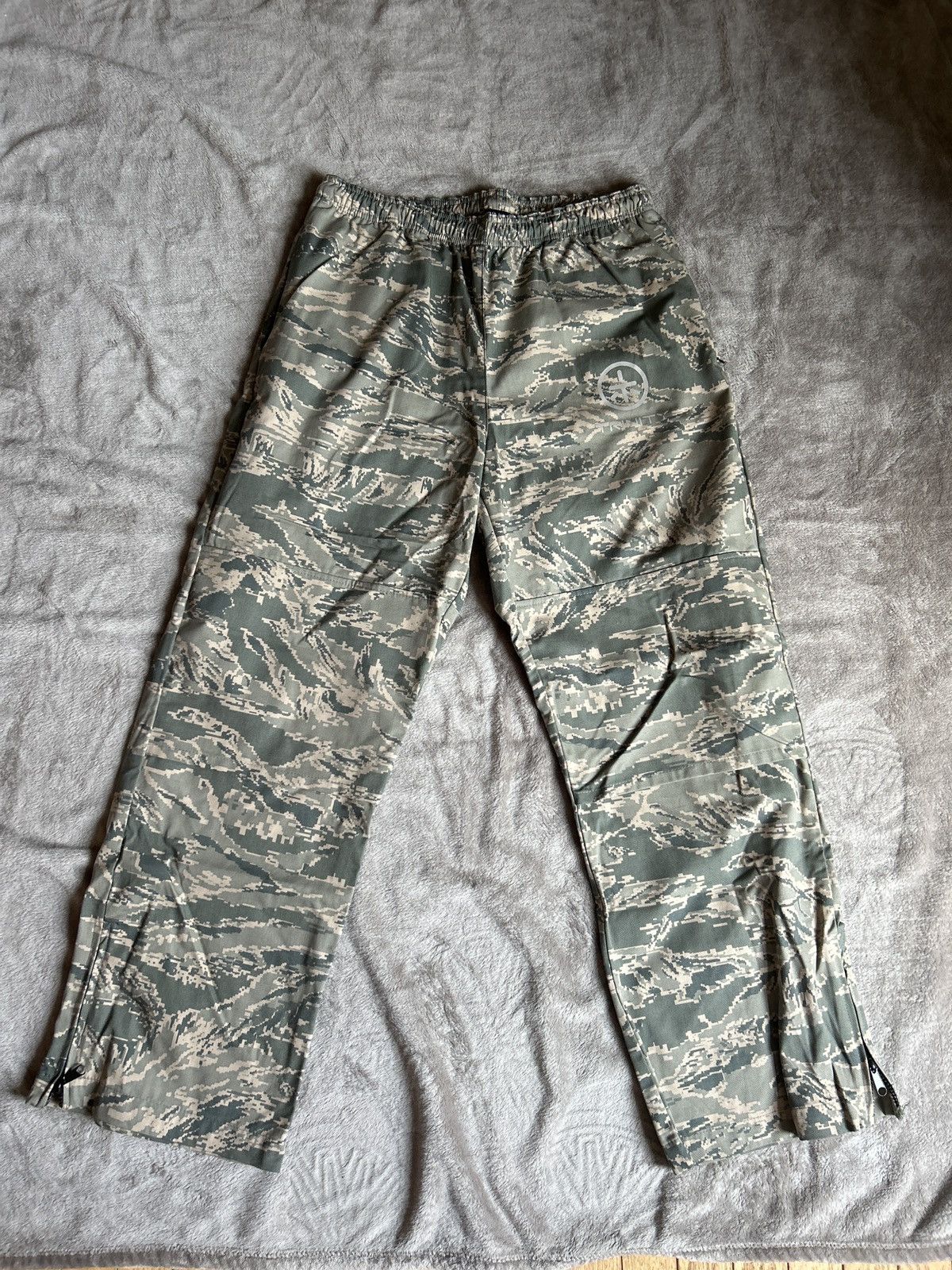Trinity The Label Trinity digi camo cooldown pants Size US 36 / EU 52 - 1 Thumbnail