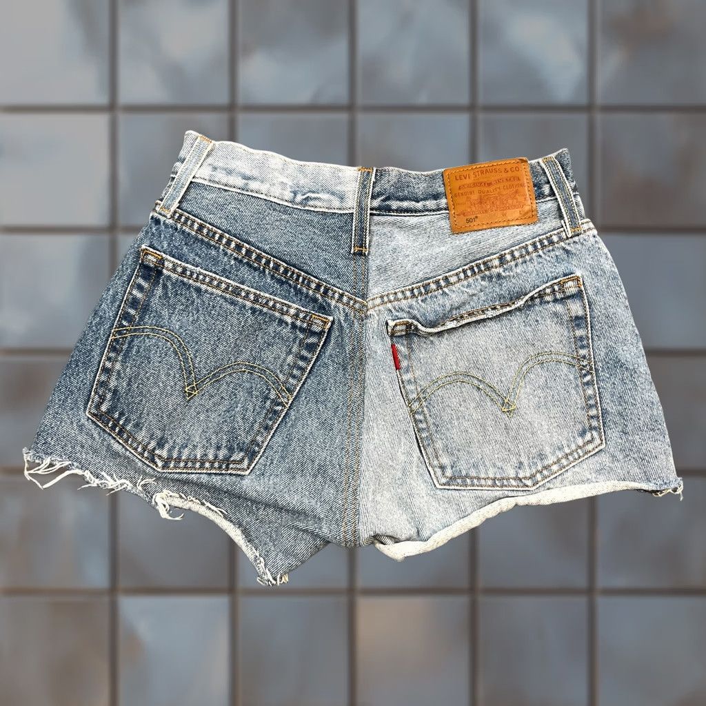 Levi's Levi's Womens Denim Shorts Hot Pants W24 UK 4 2 Tone Blue Cut Offs Premium E Denim Shorts Womens Regular 24in Blue 4/Levis Women Medium Wash 2 Tone? Size 27" / US 4 / IT 40 - 1 Thumbnail