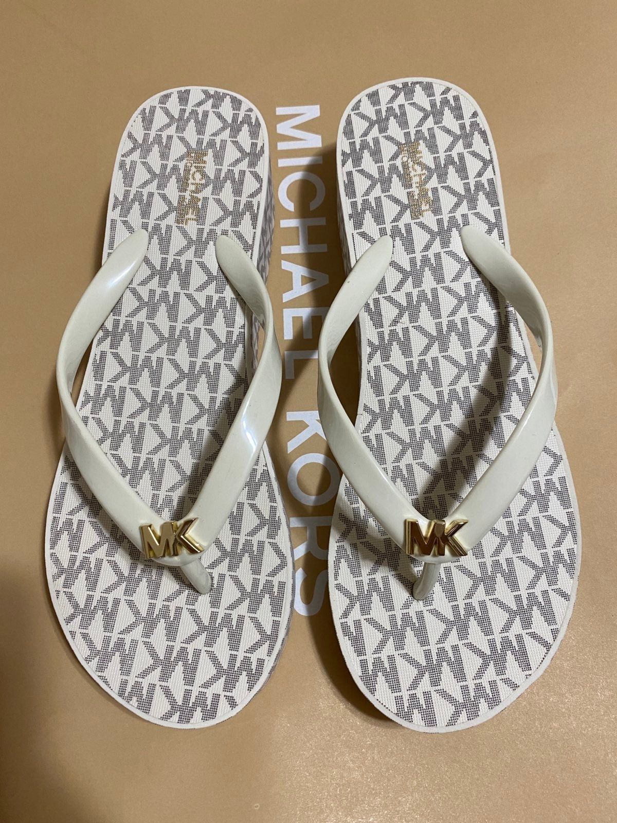 Michael Kors Flip flop Vanilla Size 6