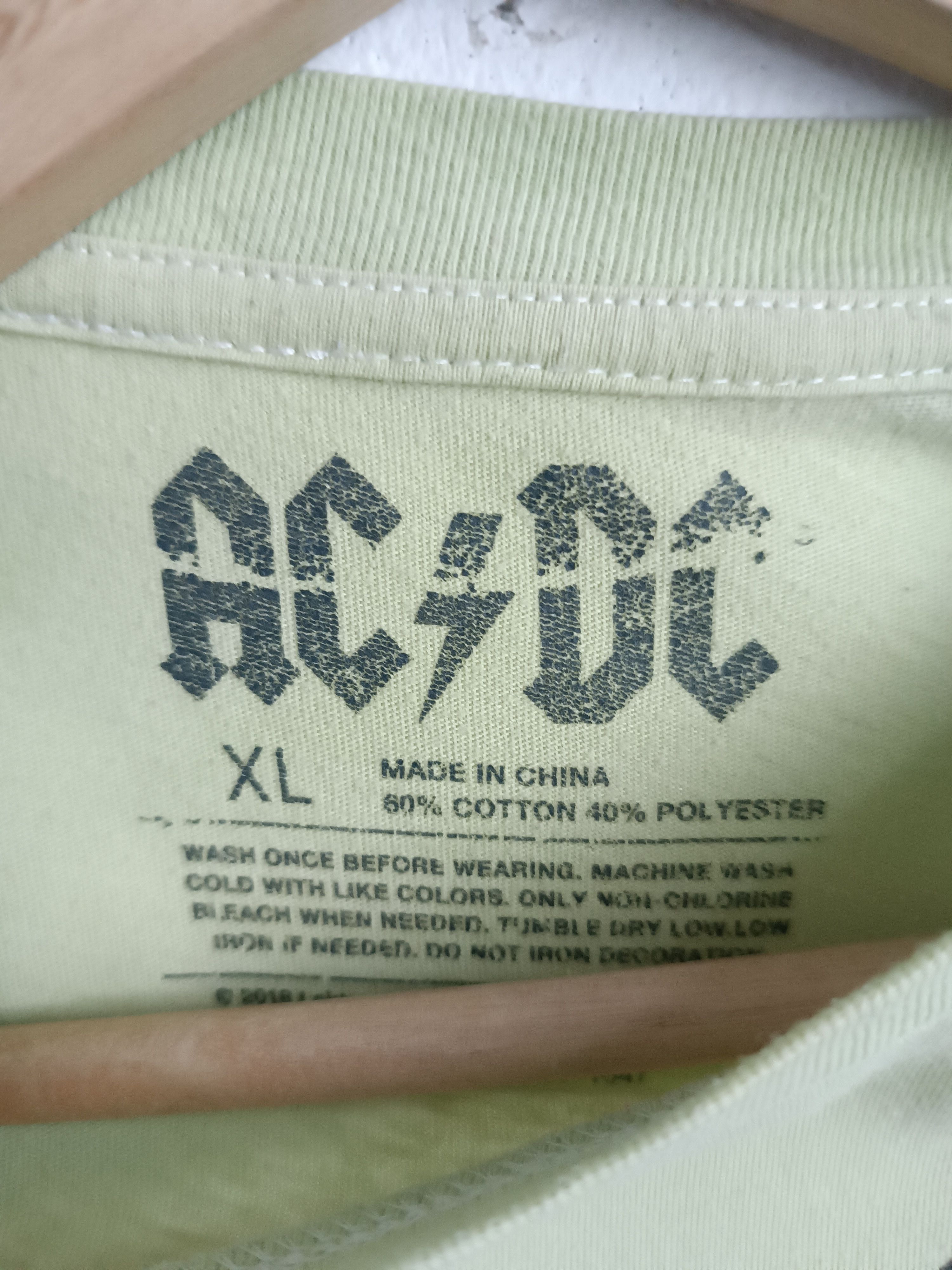 Band Tees VINTAGE AC/DC BACK IN BLACK TOUR TIE DYE TEE scorpions u2 Size S / US 4 / IT 40 - 9 Thumbnail