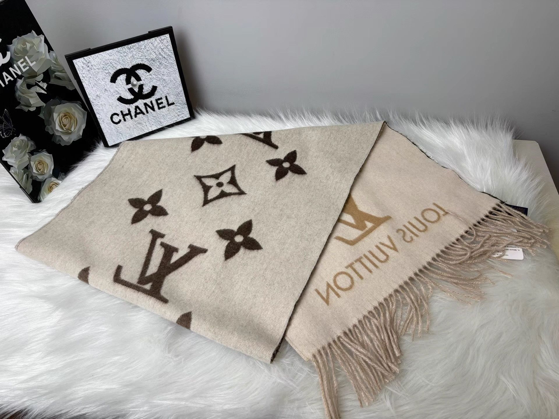 Louis Vuitton Louis Vuitton REYKJAVIK GRADIENT Monogram Tassel Scarf K36 Size ONE SIZE - 3 Thumbnail