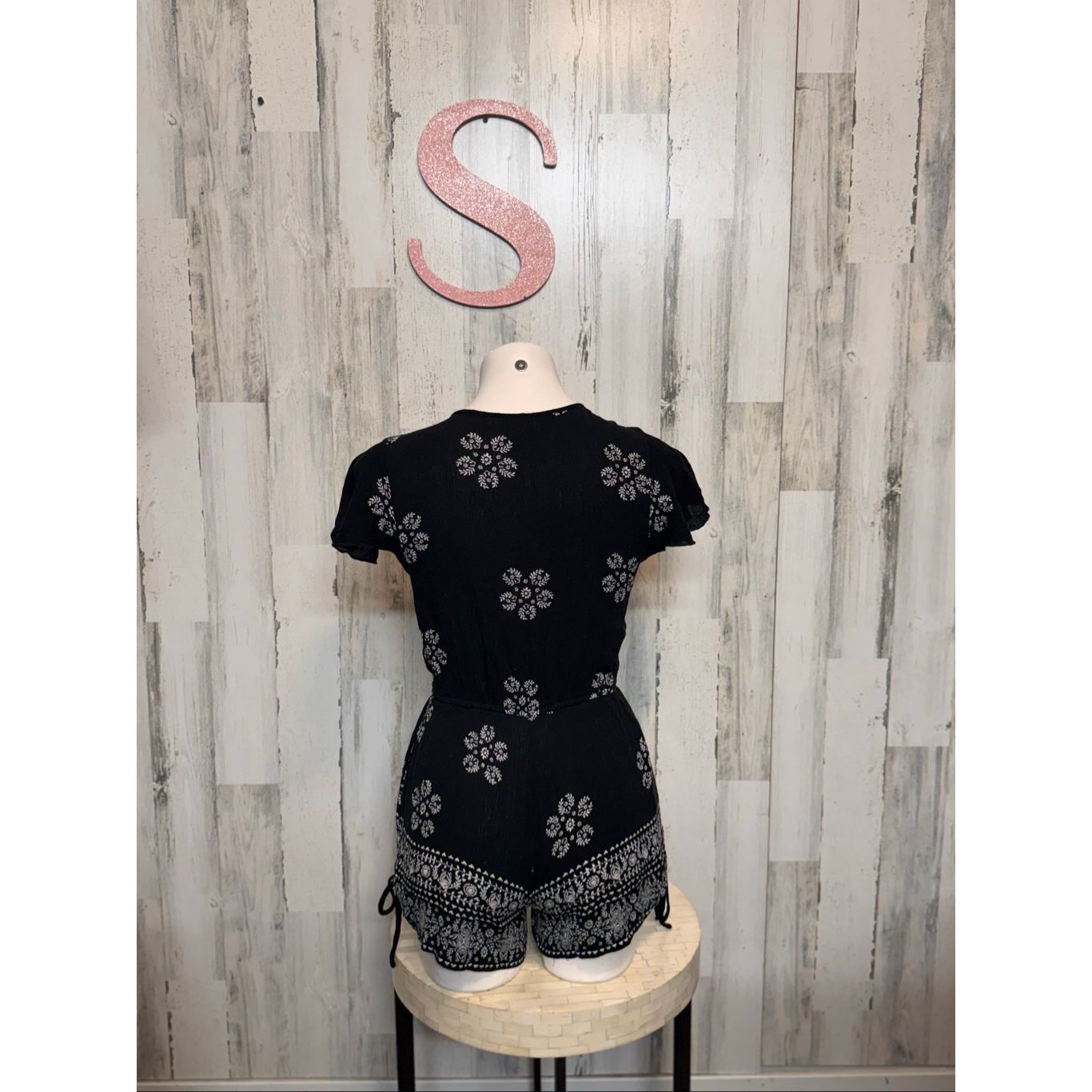 Other Black Boho Floral Print V-Neck Short Sleeve Romper – Size Small Size 27" / US 4 / IT 40 - 3 Thumbnail