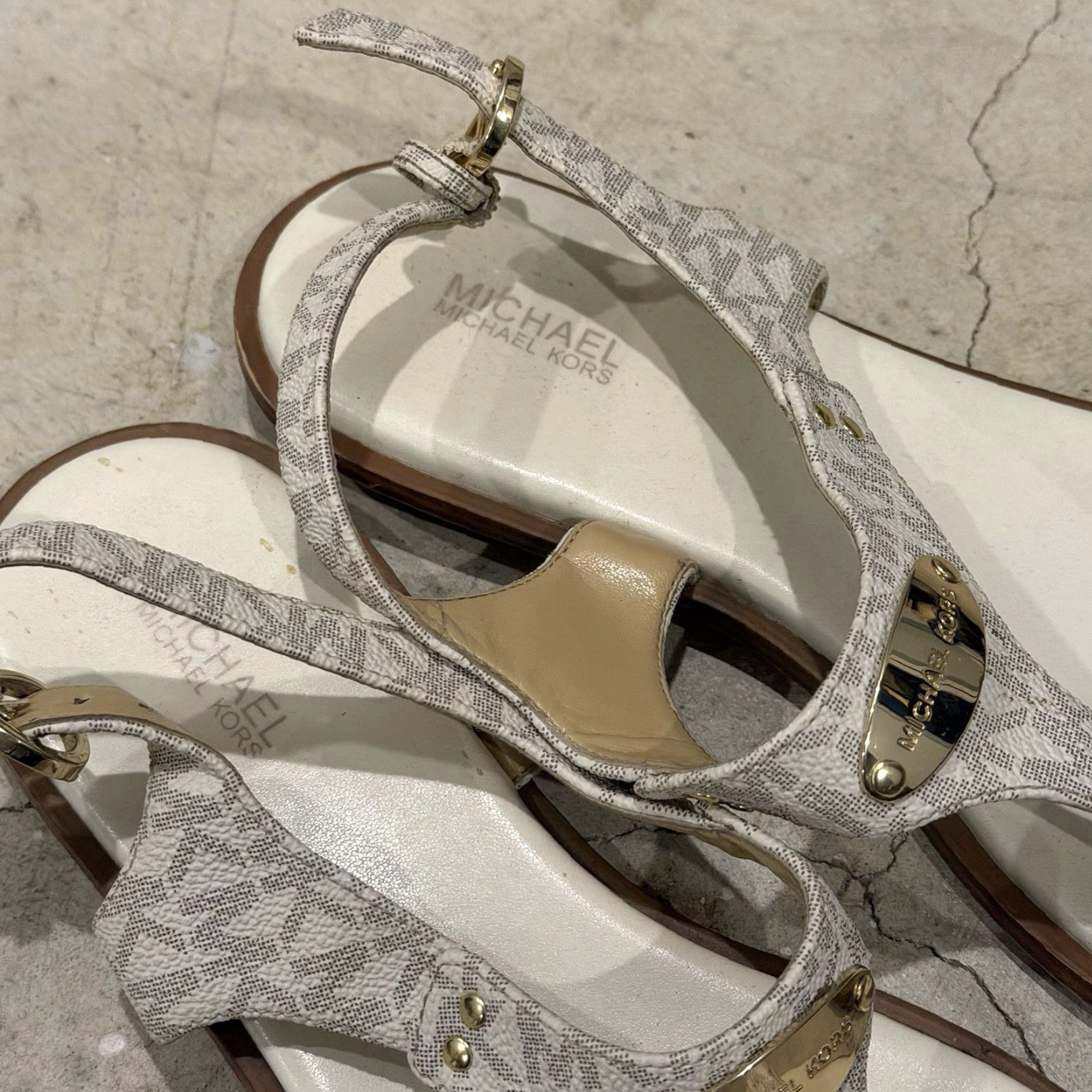Michael Kors MICHAEL KORS Womens 10M Plate MK Logo White Logo Thong Sandals Size US 10 / IT 40 - 2 Thumbnail