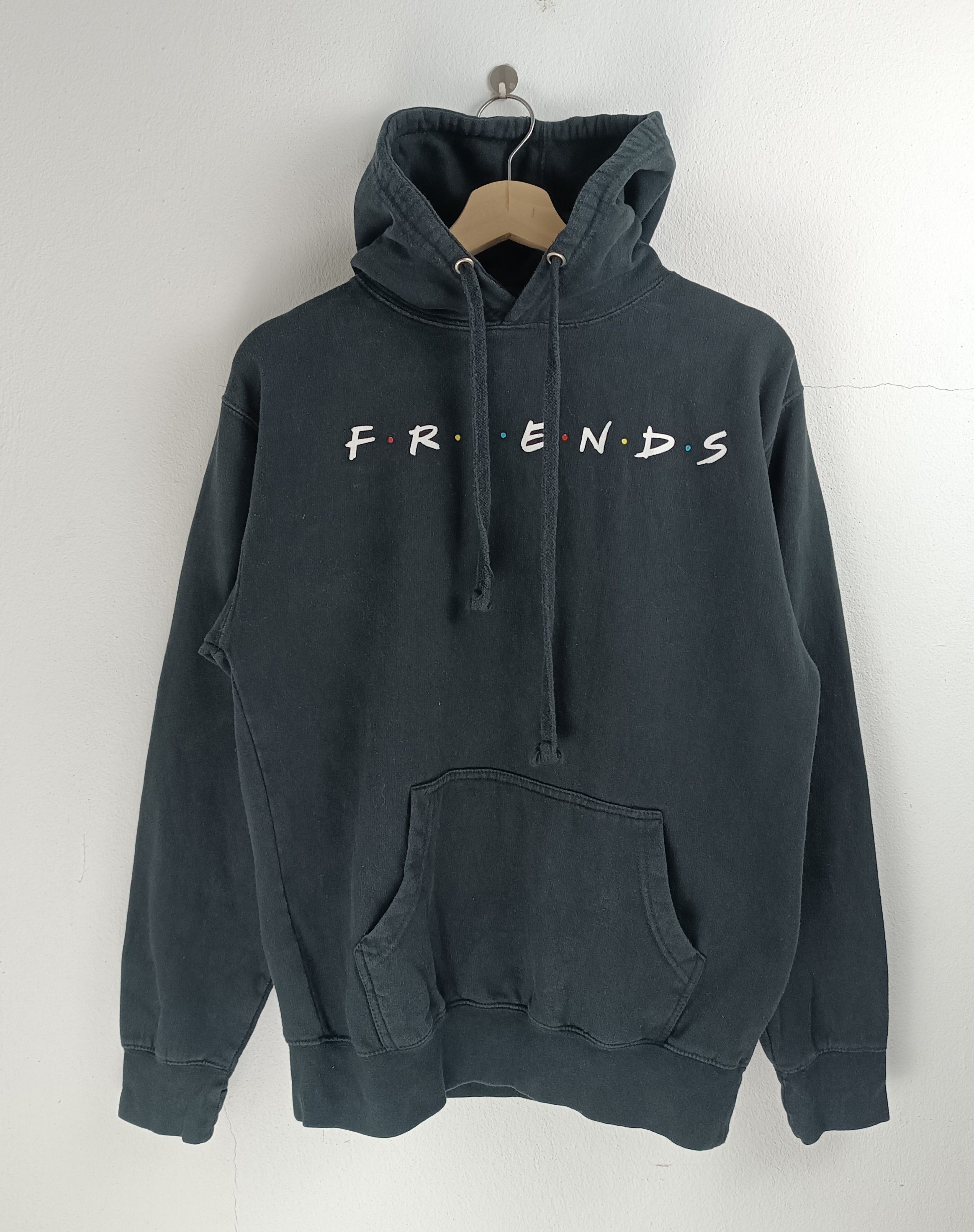 Vintage VINTAGE FADED FRIENDS SITCOM COMEDY TV SHOW NETFLIX HOODIE Size US M / EU 48-50 / 2 - 3 Thumbnail
