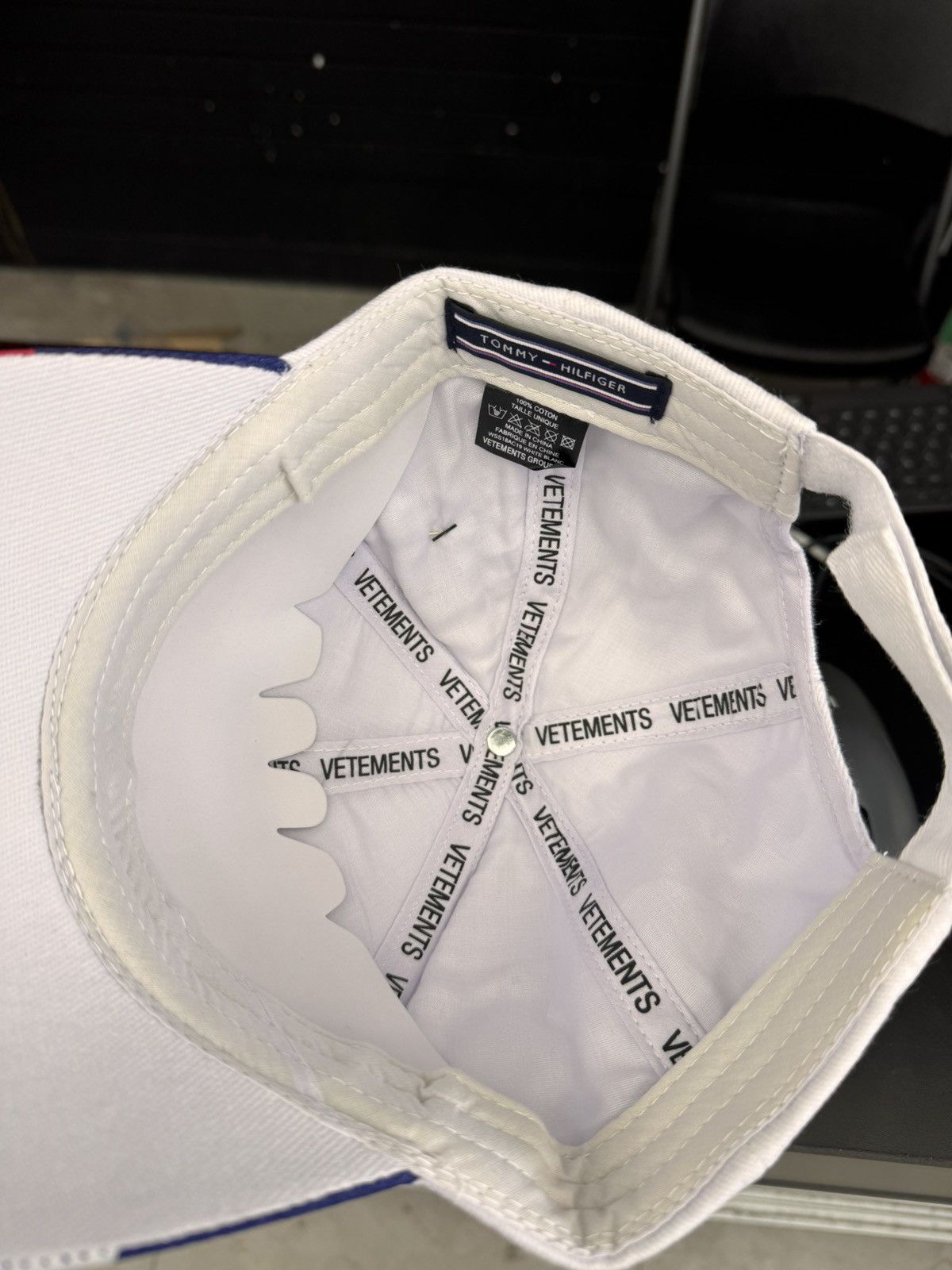 Tommy Hilfiger × Vetements Vetements x Tommy Hilfiger Embroidered Logo Hat Size ONE SIZE - 5 Thumbnail
