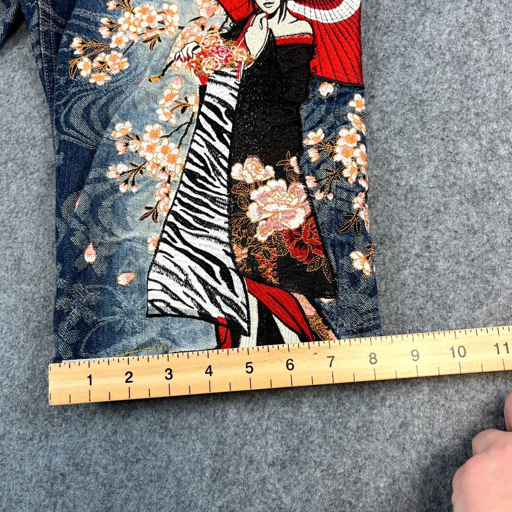 Vintage Devine Retribution Capri Jeans W30 UK 10 Blue Batou Musume Japanese Applique Jeans Capri Vintage Womens W30 10 Blue Size 30" / US 8 / IT 44 - 4 Thumbnail