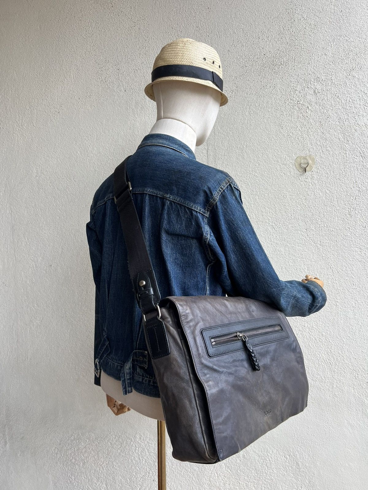 Hugo Boss × Leather Hugo Boss Fade Patina Leather Heavy Messenger Bag Size ONE SIZE - 2 Thumbnail