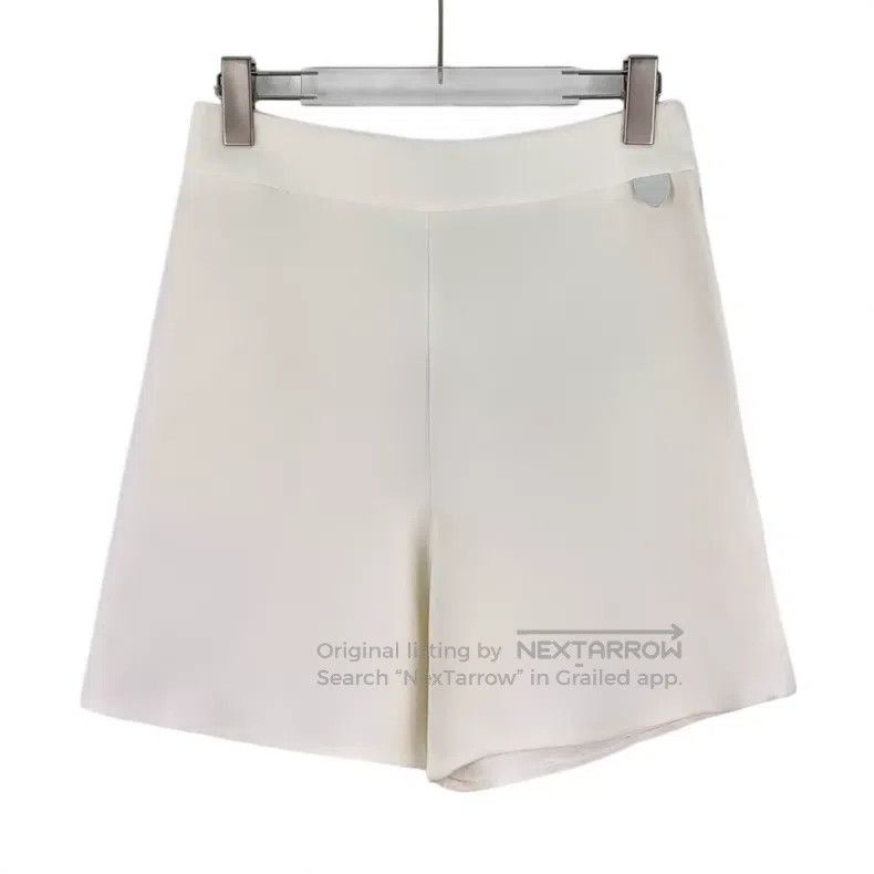 Louis Vuitton Louis Vuitton 24 white logo leather casual shorts Size US 36 / EU 52 - 1 Thumbnail