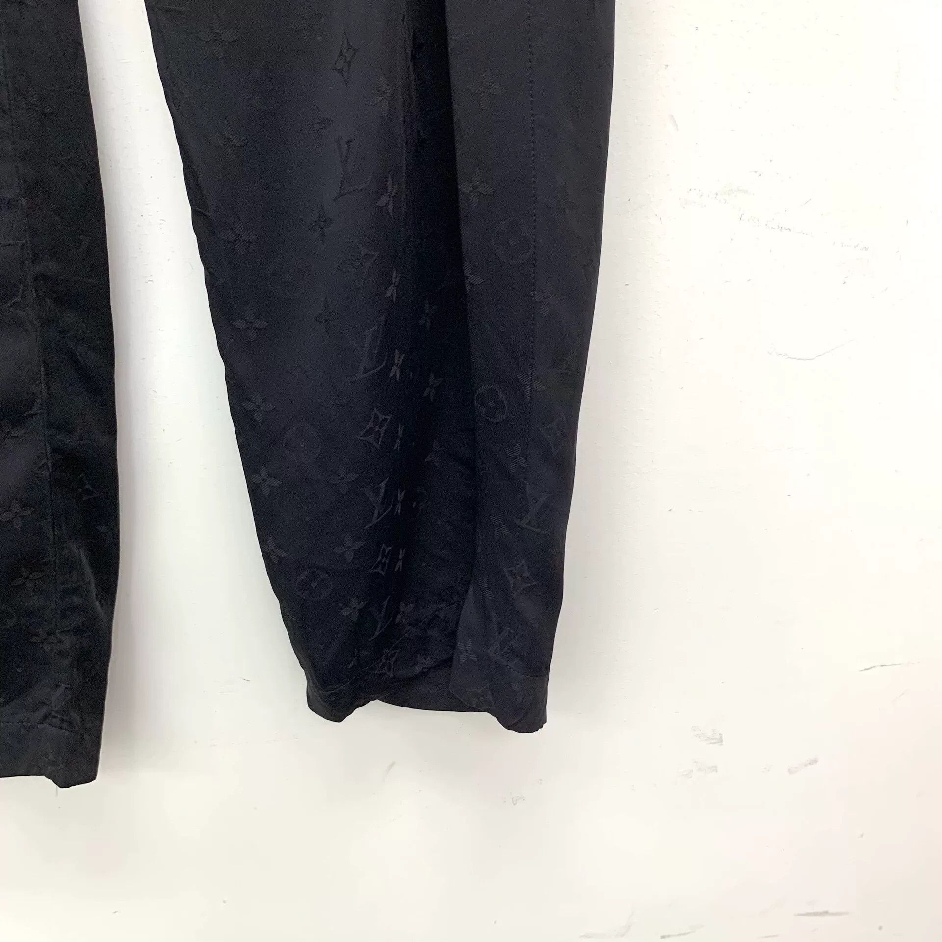 Louis Vuitton louis vuitton black logo jogger pants Size US 34 / EU 50 - 5 Thumbnail