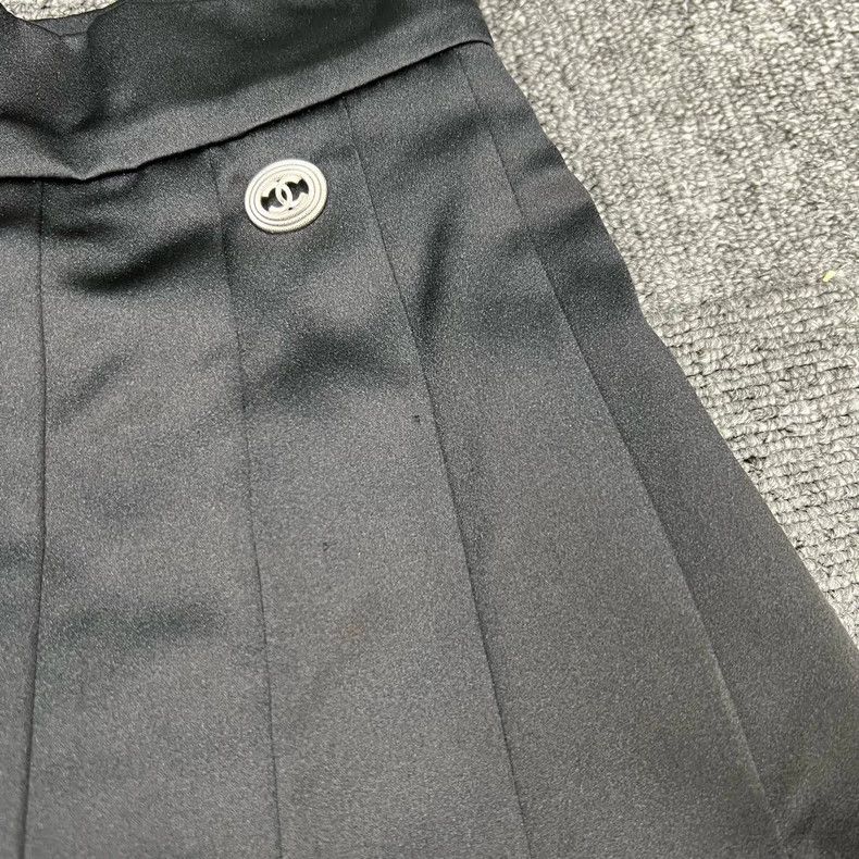 Chanel Chanel Black satin small logo pleated skirt Size 42" / US 20 - 6 Thumbnail